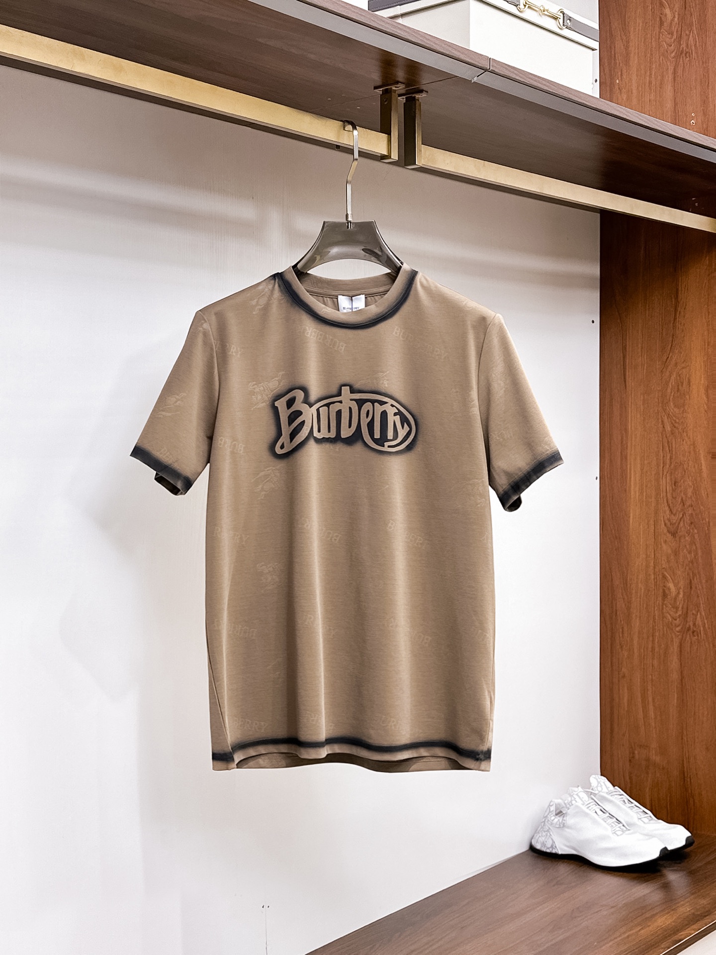 NO:733900,Burberry [New Product] 2026SS Spring and Summer Men and Women Couple Classic Logo Icon Design The simple fashion element design of the short-sleeved T-shirt highlights simplicity and is a high-value item this summer. The high-quality knitted cotton fabric is supplied by the customer, with a smooth and delicate feel, and impeccable breathability and comfort. The stylish silhouette and cutting design highlight the latest fashion techniques.  The new logo leather badge is sewn with strong appeal, highlighting the avant-garde unique personality. A must-have item for fashionistas. Expressing meticulous fashion. Color White Black Khaki Size S/M/L/XL/2XL S Shoulder Width 43 Bust 104 Length 67 Sleeve Length 21, burberry, T-shirt, tees, t-shirt,19860909Burberry【新品】2026SS春夏 男女情侣款 经典logo图标设计 短袖T恤简约的时尚元素设计凸显精简,隶属今夏高颜值单品. 客供优质针织棉面料,手感顺滑细腻,着身的透气舒适感无可挑剔.搭配时尚廓形裁剪设计彰显潮流时尚的最新手法. 全新标识皮质徽章缝制感染力强大,彰显前卫独特个性.时尚达人的必备单品.表达一丝不苟的时尚气息. 颜色白色黑色卡其色 尺码S/M/L/XL/2XL S肩宽43胸围104衣长67袖长21,,burberry,T-shirt,tees，t-shirt,,Men's clothing