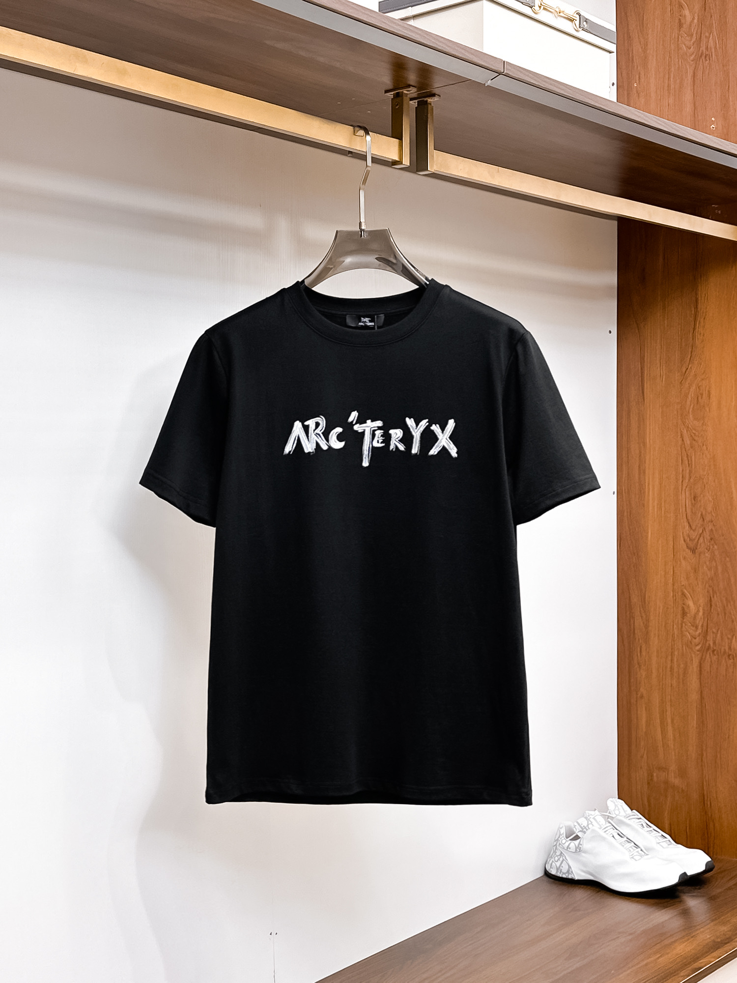 NO:431639,Arc'teryx【New Product】2025SS Spring and Summer Men and Women Couples Classic Logo Icon Design Short-sleeved T-shirt Simple Fashion Element Design High-quality Knitted Cotton Fabric, with smooth and delicate feel, and the breathable and comfortable feeling of the body is impeccable. It is matched with a fashionable silhouette and cut design to show the latest techniques of fashion fashion. The new logo leather badge has strong sewing and strong appeal, showing avant-garde and unique personality. A must-have item for fashion experts. Expressing a meticulous fashion atmosphere. Color white and black Size S/M/L/XL/2XL S Shoulder width 43 bust 104 Long 67 Sleeve length 21, T-shirt,tees,t-shirt,alexander wang19860909Arc'teryx【新品】2025SS春夏 男女情侣款 经典logo图标设计 短袖T恤简约的时尚元素设计凸显精简,隶属今夏高颜值单品. 客供优质针织棉面料,手感顺滑细腻,着身的透气舒适感无可挑剔.搭配时尚廓形裁剪设计彰显潮流时尚的最新手法. 全新标识皮质徽章缝制感染力强大,彰显前卫独特个性.时尚达人的必备单品.表达一丝不苟的时尚气息. 颜色白色黑色 尺码S/M/L/XL/2XL S肩宽43胸围104衣长67袖长21,,T-shirt,tees，t-shirt,alexander wang,Men's clothing