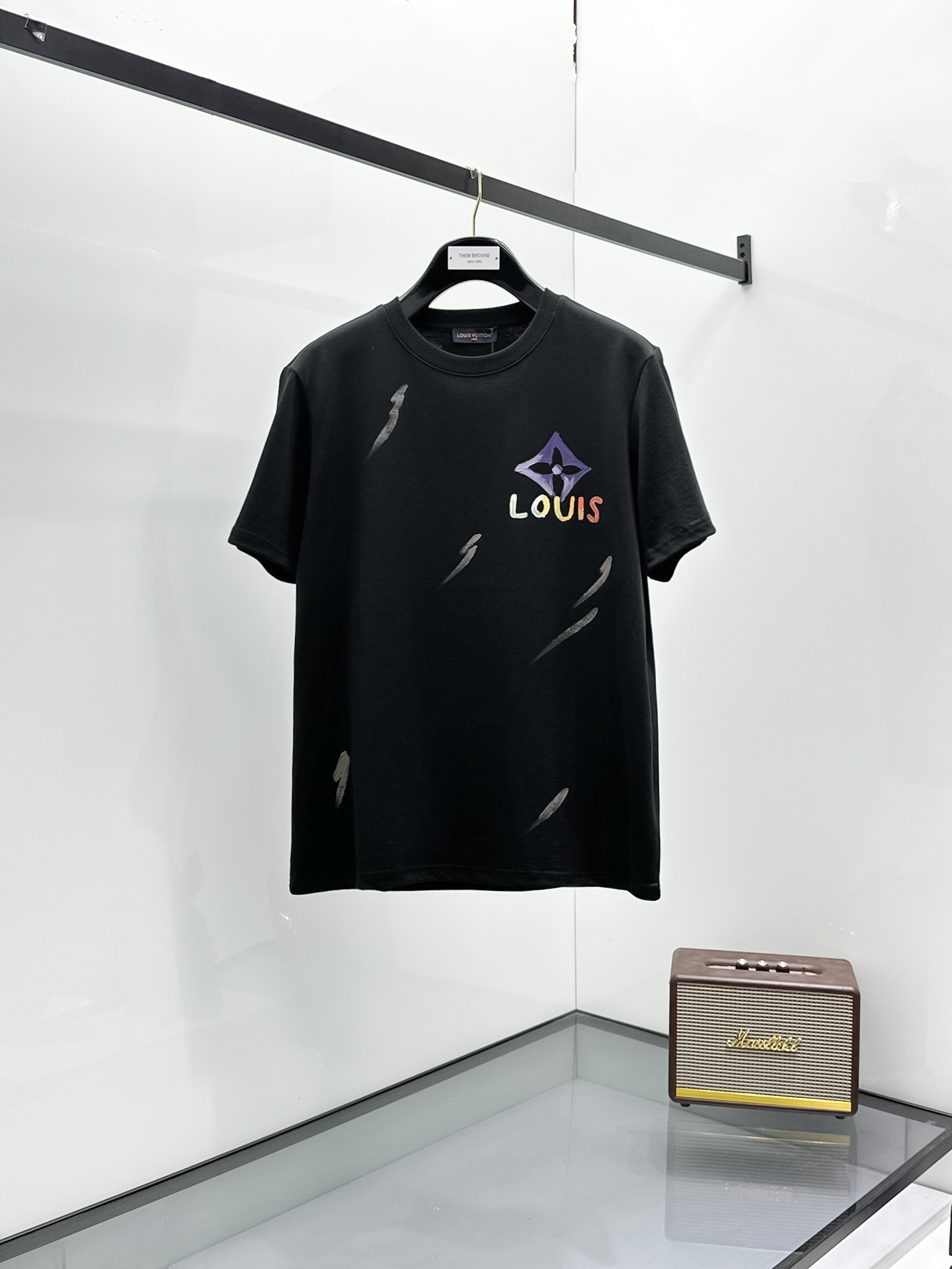 NO:431642,LV【New Product】2025SS Spring and Summer Men and Women Couples Classic Logo Icon Design Short-sleeved T-shirt Simple Fashion Element Design High-quality Knitted Cotton Fabric, with smooth and delicate feel, and the breathable and comfortable feeling of the body is impeccable. It is matched with a fashionable silhouette and cut design to show the latest techniques of fashion fashion. The new logo leather badge has strong sewing and strong appeal, showing avant-garde and unique personality. A must-have item for fashion experts. Expressing a meticulous fashion atmosphere. Color white and black Size S/M/L/XL/2XL S Shoulder width 43 bust 104 Long 67 Sleeve length 21,,louis vuitton, T-shirt,tees, t-shirt,alexander wang19860909LV【新品】2025SS春夏 男女情侣款 经典logo图标设计 短袖T恤简约的时尚元素设计凸显精简,隶属今夏高颜值单品. 客供优质针织棉面料,手感顺滑细腻,着身的透气舒适感无可挑剔.搭配时尚廓形裁剪设计彰显潮流时尚的最新手法. 全新标识皮质徽章缝制感染力强大,彰显前卫独特个性.时尚达人的必备单品.表达一丝不苟的时尚气息. 颜色白色黑色 尺码S/M/L/XL/2XL S肩宽43胸围104衣长67袖长21,,louis vuitton,T-shirt,tees，t-shirt,alexander wang,Men's clothing