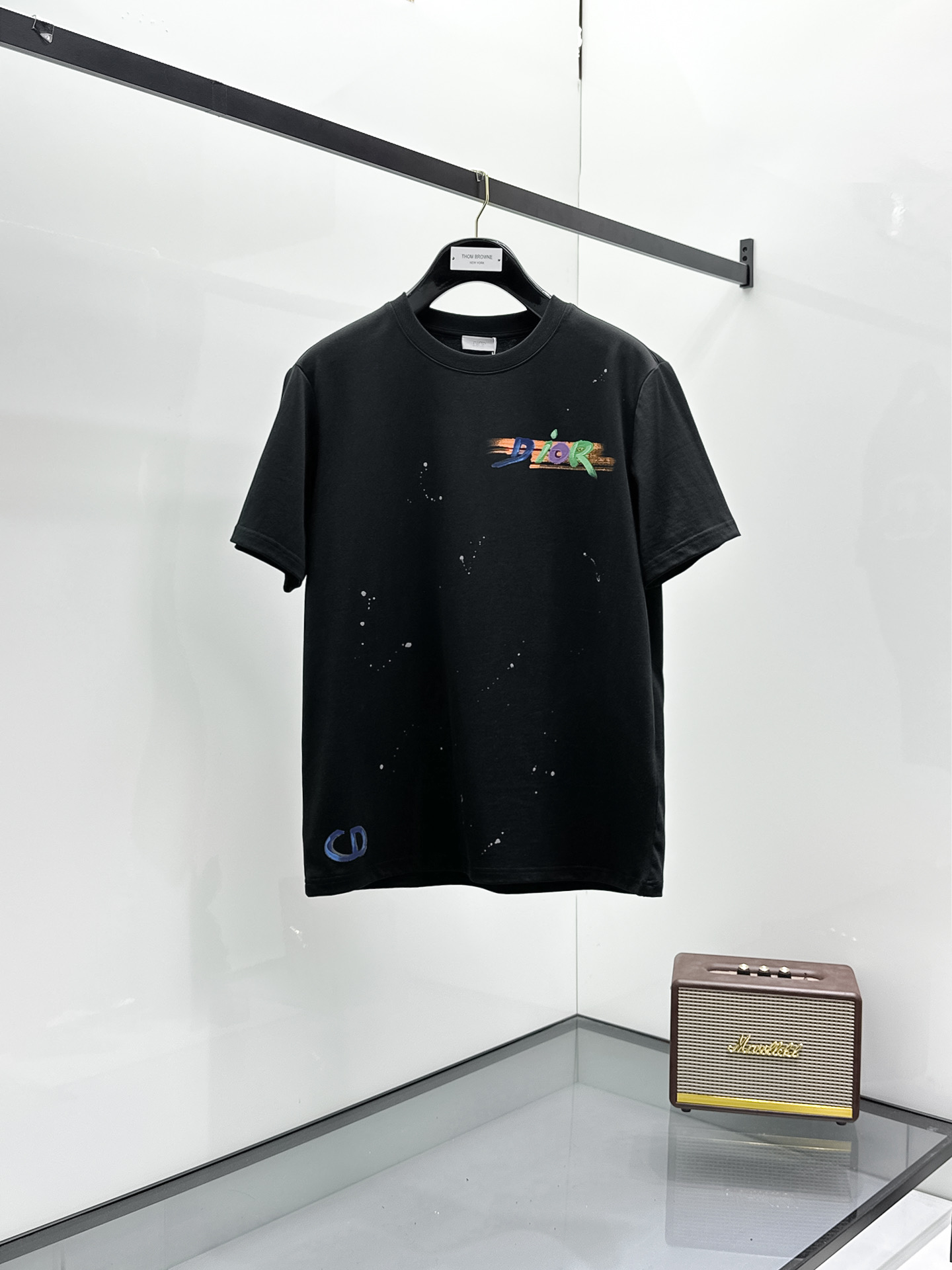 NO:431645,Dior【New Product】2025SS Spring and Summer Men and Women Couples Classic Logo Icon Design Short-sleeved T-shirt Simple Fashion Element Design High-quality Knitted Cotton Fabric, with smooth and delicate feel, and the breathable and comfortable feeling of the body is impeccable. It is matched with a fashionable silhouette cutting design to show the latest techniques of fashion fashion. The new logo leather badge has strong sewing and strong appeal, showing avant-garde and unique personality. A must-have item for fashion experts. Expressing a meticulous fashion atmosphere. Color white and black Size S/M/L/XL/2XL S Shoulder width 43 bust 104 Long 67 Sleeve length 21,,dior,T-shirt,tees,t-shirt,alexander wang19860909Dior【新品】2025SS春夏 男女情侣款 经典logo图标设计 短袖T恤简约的时尚元素设计凸显精简,隶属今夏高颜值单品. 客供优质针织棉面料,手感顺滑细腻,着身的透气舒适感无可挑剔.搭配时尚廓形裁剪设计彰显潮流时尚的最新手法. 全新标识皮质徽章缝制感染力强大,彰显前卫独特个性.时尚达人的必备单品.表达一丝不苟的时尚气息. 颜色白色黑色 尺码S/M/L/XL/2XL S肩宽43胸围104衣长67袖长21,,dior,T-shirt,tees，t-shirt,alexander wang,Men's clothing