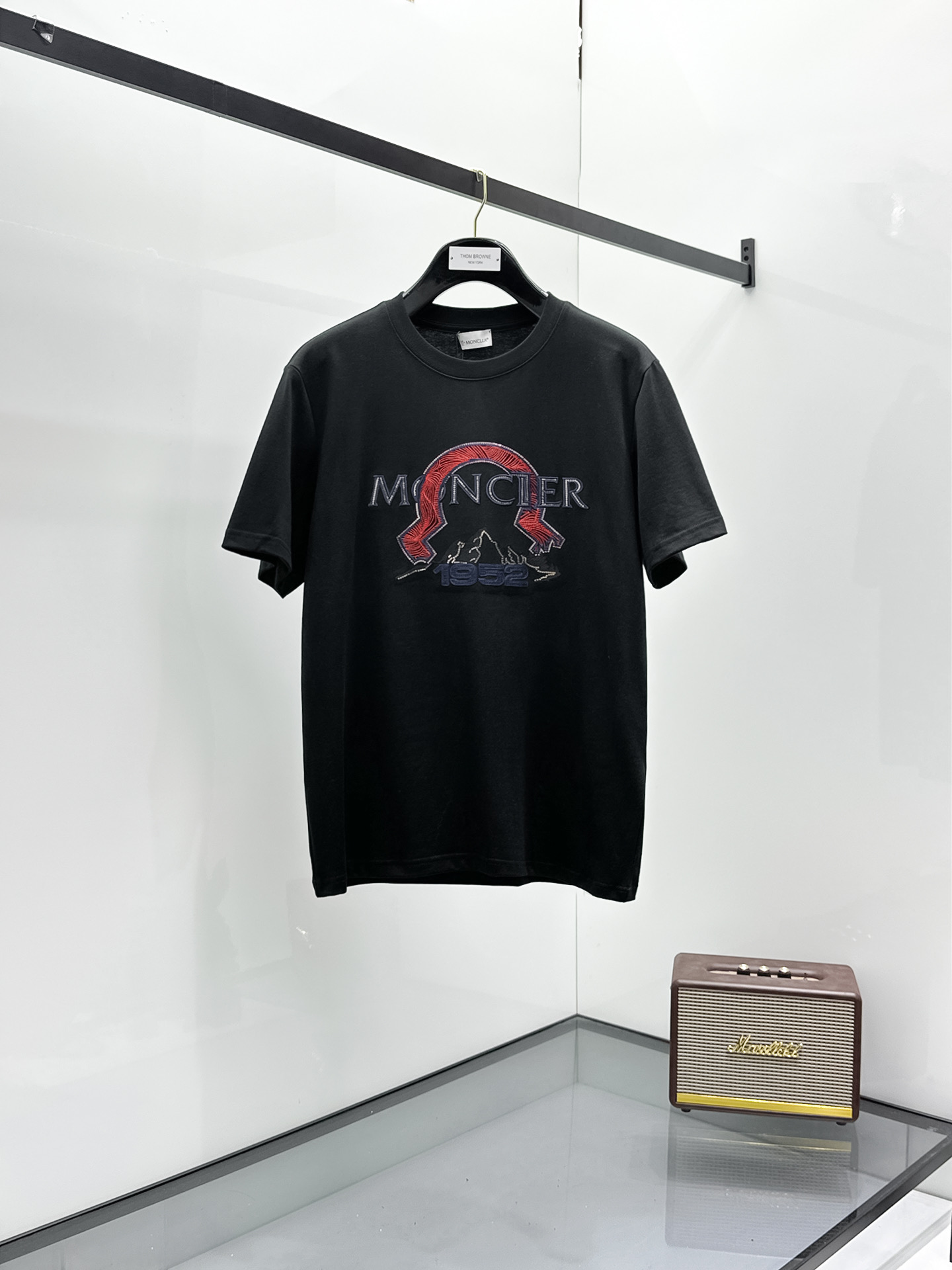 NO:431650,Moncler【New Product】2025SS Spring and Summer Men and Women Couples Classic Logo Icon Design Short-sleeved T-shirt Simple Fashion Element Design High-quality Knitted Cotton Fabric, with smooth and delicate feel, and the breathable and comfortable feeling of the body is impeccable. It is matched with a fashionable silhouette and cut design to show the latest techniques of fashion fashion. The new logo leather badge has strong sewing and strong appeal, showing avant-garde and unique personality. A must-have item for fashion experts. Expressing a meticulous fashion atmosphere. Color white and black Size S/M/L/XL/2XL S Shoulder width 43 bust 104 Long 67 Sleeve length 21, T-shirt,tees,t-shirt,alexander wang19860909Moncler【新品】2025SS春夏 男女情侣款 经典logo图标设计 短袖T恤简约的时尚元素设计凸显精简,隶属今夏高颜值单品. 客供优质针织棉面料,手感顺滑细腻,着身的透气舒适感无可挑剔.搭配时尚廓形裁剪设计彰显潮流时尚的最新手法. 全新标识皮质徽章缝制感染力强大,彰显前卫独特个性.时尚达人的必备单品.表达一丝不苟的时尚气息. 颜色白色黑色 尺码S/M/L/XL/2XL S肩宽43胸围104衣长67袖长21,,T-shirt,tees，t-shirt,alexander wang,Men's clothing