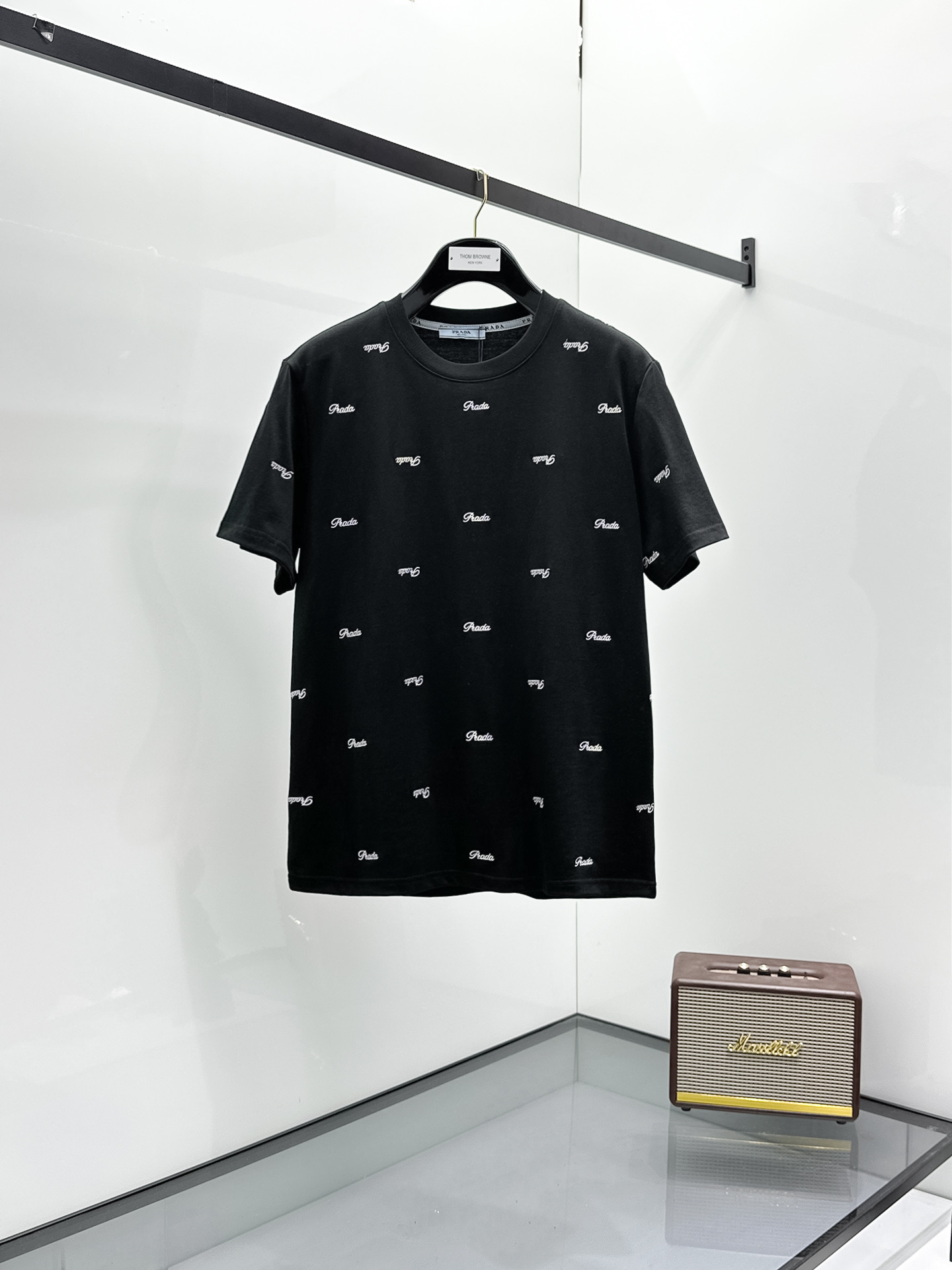 NO:431659,Prada【New Product】2025SS Spring and Summer Men and Women Couples Classic Logo Icon Design Short-sleeved T-shirt Simple Fashion Element Design High-quality Knitted Cotton Fabric, with smooth and delicate feel, and the breathable and comfortable feeling of the body is impeccable. It is matched with a fashionable silhouette and cut design to show the latest techniques of fashion fashion. The new logo leather badge has strong sewing and strong appeal, showing avant-garde and unique personality. A must-have item for fashion experts. Expressing a meticulous fashion atmosphere. Color white and black Size S/M/L/XL/2XL S Shoulder width 43 bust 104 Long 67 Sleeve length 21, prada, T-shirt,tees, t-shirt,alexander wang19860909Prada【新品】2025SS春夏 男女情侣款 经典logo图标设计 短袖T恤简约的时尚元素设计凸显精简,隶属今夏高颜值单品. 客供优质针织棉面料,手感顺滑细腻,着身的透气舒适感无可挑剔.搭配时尚廓形裁剪设计彰显潮流时尚的最新手法. 全新标识皮质徽章缝制感染力强大,彰显前卫独特个性.时尚达人的必备单品.表达一丝不苟的时尚气息. 颜色白色黑色 尺码S/M/L/XL/2XL S肩宽43胸围104衣长67袖长21,,prada,T-shirt,tees，t-shirt,alexander wang,Men's clothing