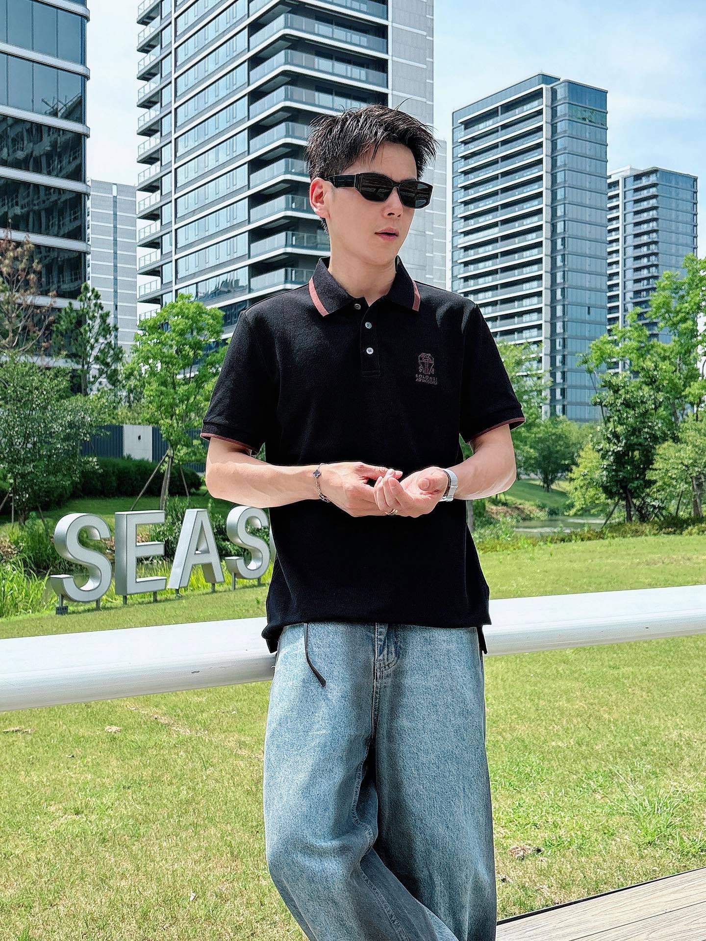 BC
高端推荐 2025春夏专柜最新款短袖Polo衫翻领T恤 成功人士必备单品 设计前卫!胸前品牌l