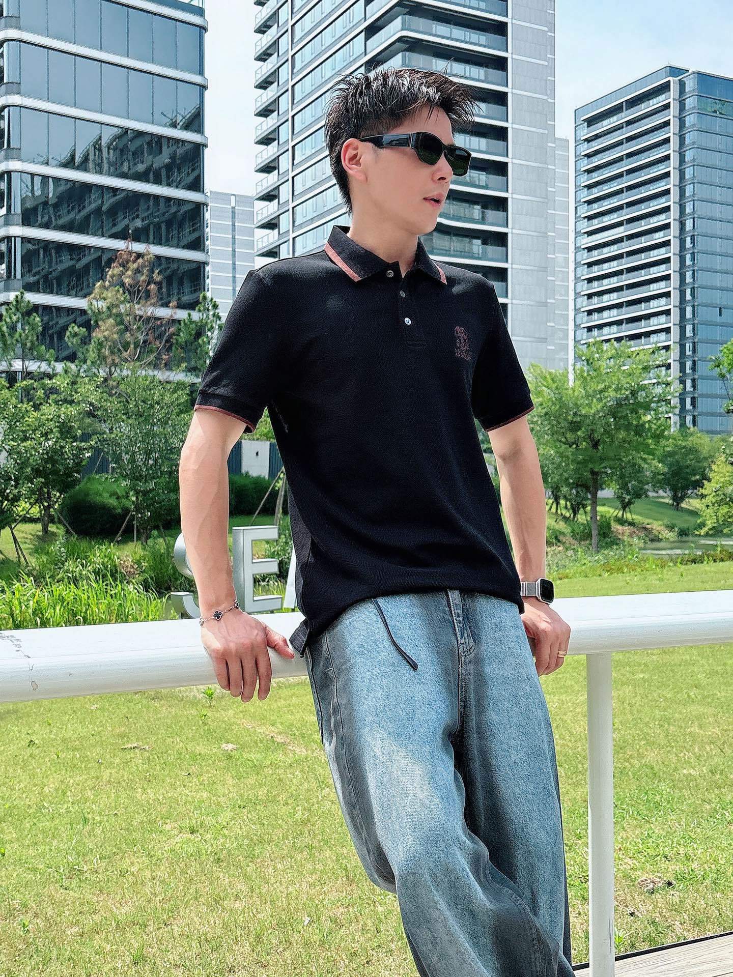 BC
高端推荐 2025春夏专柜最新款短袖Polo衫翻领T恤 成功人士必备单品 设计前卫!胸前品牌l