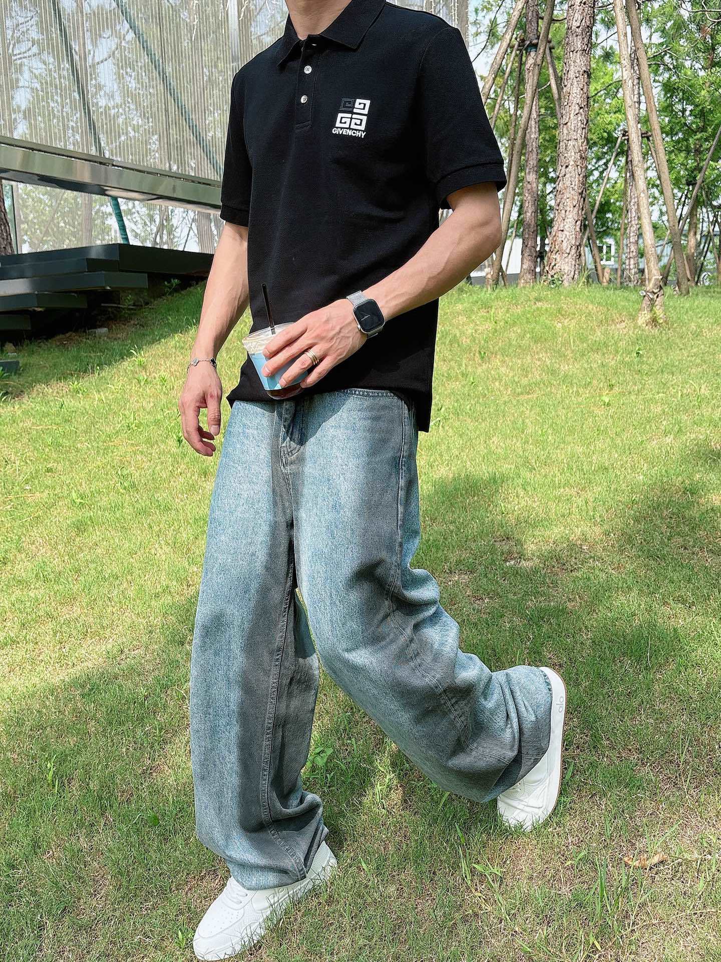 纪梵希
高端推荐 2025春夏专柜最新款短袖Polo衫翻领T恤 成功人士必备单品 设计前卫!胸前品牌