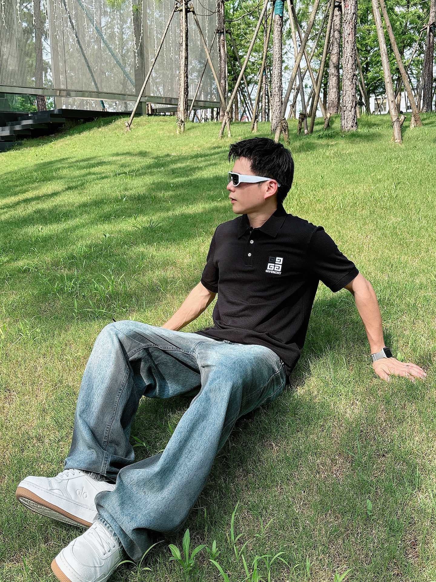 纪梵希
高端推荐 2025春夏专柜最新款短袖Polo衫翻领T恤 成功人士必备单品 设计前卫!胸前品牌