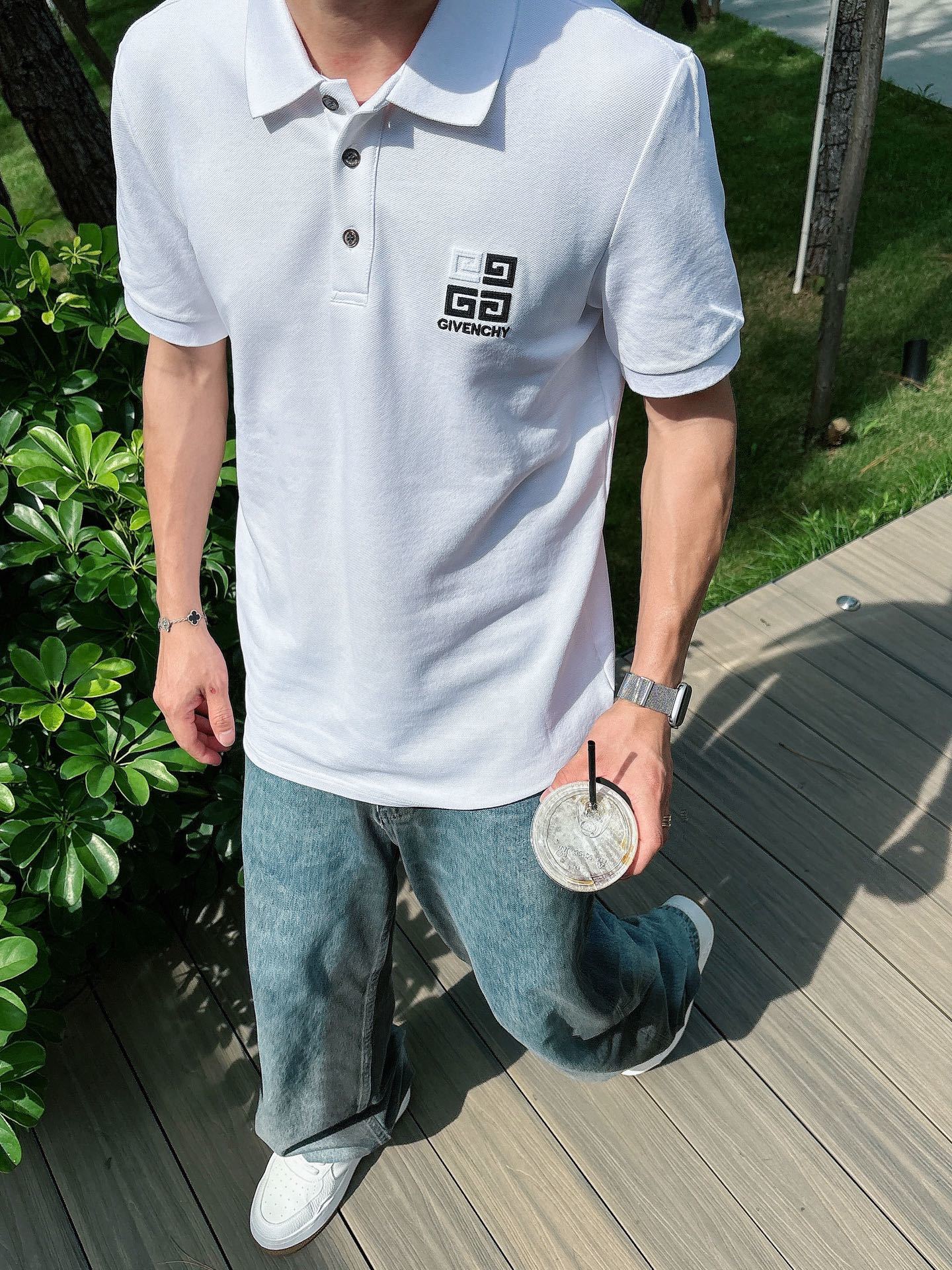 纪梵希
高端推荐 2025春夏专柜最新款短袖Polo衫翻领T恤 成功人士必备单品 设计前卫!胸前品