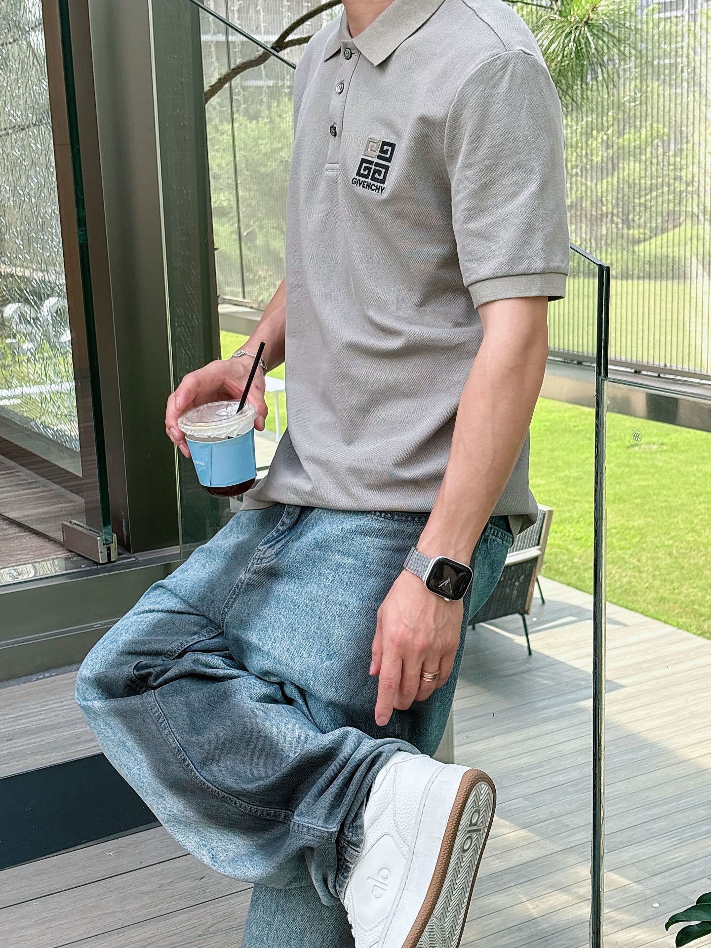 纪梵希
高端推荐 2025春夏专柜最新款短袖Polo衫翻领T恤 成功人士必备单品 设计前卫!胸前品