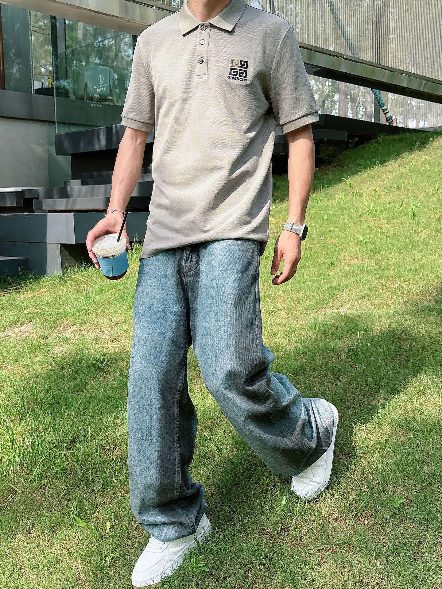纪梵希
高端推荐 2025春夏专柜最新款短袖Polo衫翻领T恤 成功人士必备单品 设计前卫!胸前品