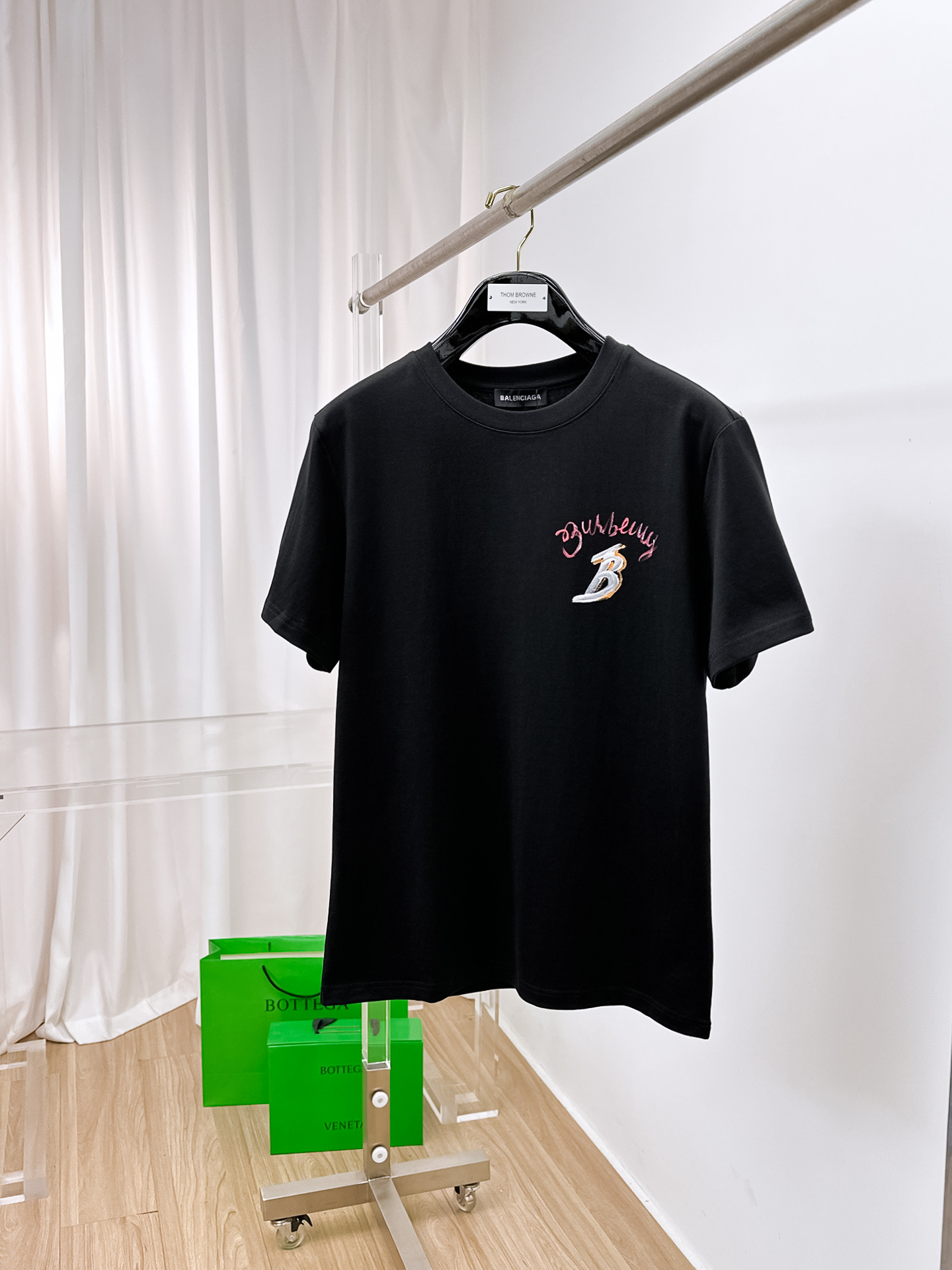 NO:429539,Burberry. The latest short-sleeved round-neck T-shirt in the first 2025 spring and summer new style, the newest short-sleeved round-neck T-shirt is high-end customized, and the design is avant-garde and fashionable!  Brand logo heavy craftsmanship design, high-end customized original cotton fabric, soft feel, comfortable to wear, exquisite counter-level car line. B fine workmanship, invincible and handsome upper body effect!  A must-have item for handsome men!  Color white and black. Number of s-xxL.s wear 175/, burberry, T-shirt,tees, t-shirt,alexander wang19860909巴宝莉.2025春夏新款首发专柜最新款短袖圆领T恤 高端订制 设计前卫时尚！品牌logo重工艺设计 高端定制原版棉面料.手感柔软.穿着舒适.专柜级别精致车线.b做工精细.上身效果无敌帅气！型男必备单品！ 颜色白色黑色. 码数s-xxL.s穿175/,,burberry,T-shirt,tees，t-shirt,alexander wang,Men's clothing