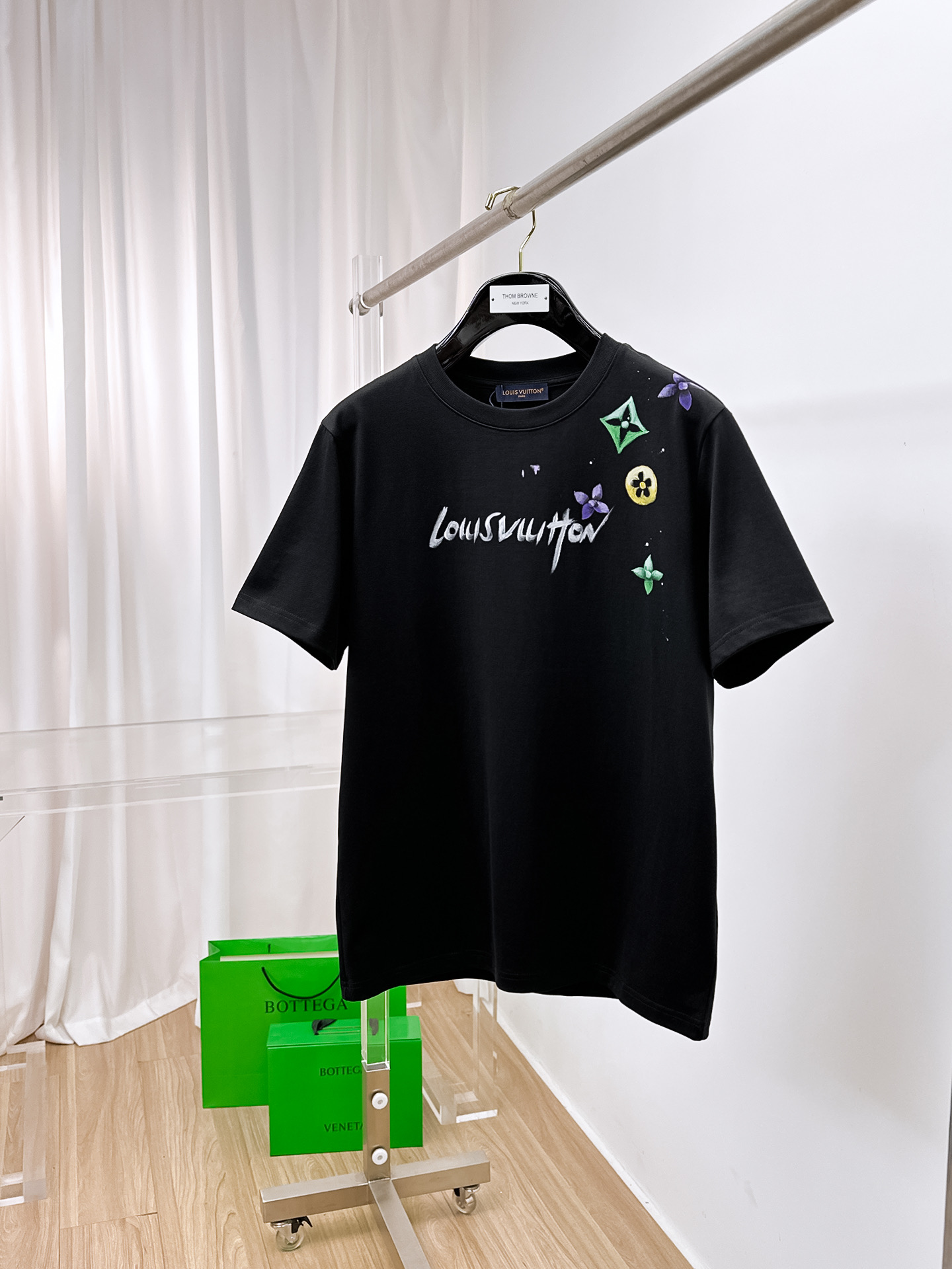 NO:429544,LV.2025 spring and summer new style first-time counter latest short-sleeved round-neck T-shirt, high-end customization, avant-garde and fashionable design!  Brand logo heavy craftsmanship design, high-end customized original cotton fabric, soft feel, comfortable to wear, exquisite counter-level car line. B fine workmanship, invincible and handsome upper body effect!  A must-have item for handsome men!  Color white and black. Number of s-xxL.s wear 175/,louis vuitton,T-shirt,tees,t-shirt,alexander wang19860909LV.2025春夏新款首发专柜最新款短袖圆领T恤 高端订制 设计前卫时尚！品牌logo重工艺设计 高端定制原版棉面料.手感柔软.穿着舒适.专柜级别精致车线.b做工精细.上身效果无敌帅气！型男必备单品！ 颜色白色黑色. 码数s-xxL.s穿175/,,louis vuitton,T-shirt,tees，t-shirt,alexander wang,Men's clothing