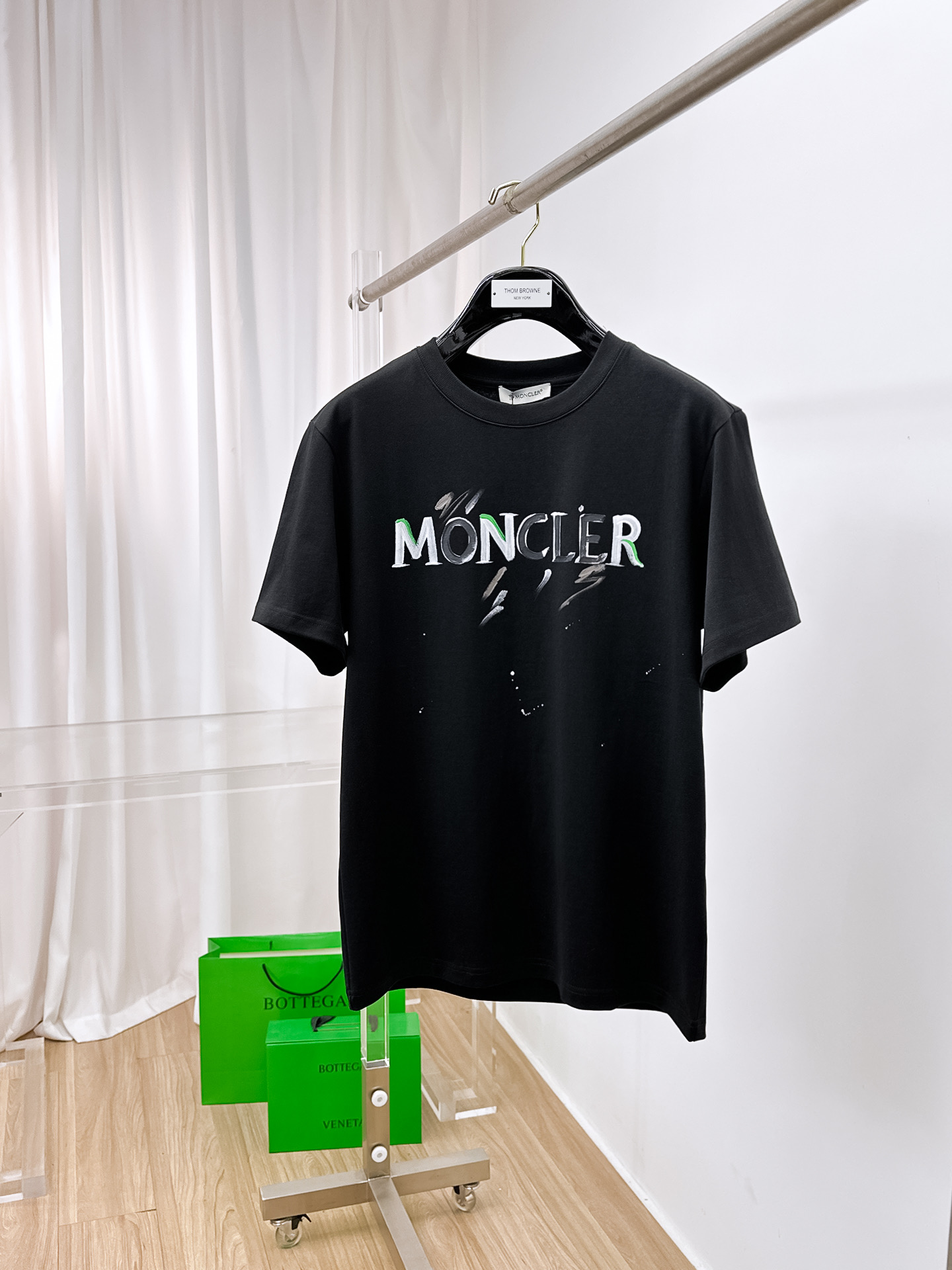 NO:429549,The new spring and summer 2025 new spring and summer first-time counter latest short-sleeved round-neck T-shirt, high-end customization, avant-garde and fashionable design!  Brand logo heavy craftsmanship design, high-end customized original cotton fabric, soft feel, comfortable to wear, exquisite counter-level car line. B fine workmanship, invincible and handsome upper body effect!  A must-have item for handsome men!  Color white and black. Code s-xxL.s wear 175/, Moncler, T-shirt,tees, t-shirt,alexander wang19860909蒙口.2025春夏新款首发专柜最新款短袖圆领T恤 高端订制 设计前卫时尚！品牌logo重工艺设计 高端定制原版棉面料.手感柔软.穿着舒适.专柜级别精致车线.b做工精细.上身效果无敌帅气！型男必备单品！ 颜色白色黑色. 码数s-xxL.s穿175/,,Moncler,T-shirt,tees，t-shirt,alexander wang,Men's clothing