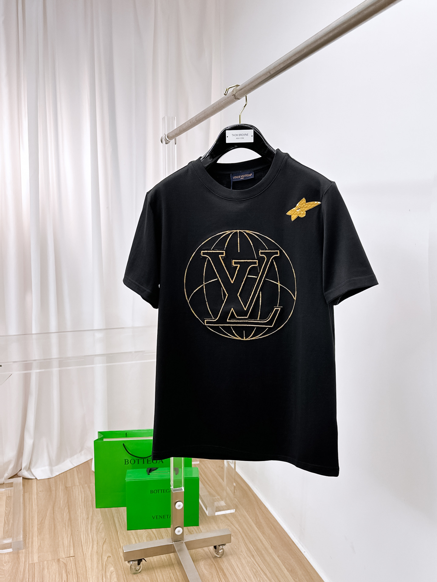 NO:429554,LV.2025 spring and summer new style first-time counter latest short-sleeved round-neck T-shirt, high-end customization, avant-garde and fashionable design!  Brand logo heavy craftsmanship design, high-end customized original cotton fabric, soft feel, comfortable to wear, exquisite counter-level car line. B fine workmanship, invincible and handsome upper body effect!  A must-have item for handsome men!  Color white and black. Number of s-xxL.s wear 175/,louis vuitton,T-shirt,tees,t-shirt,alexander wang19860909LV.2025春夏新款首发专柜最新款短袖圆领T恤 高端订制 设计前卫时尚！品牌logo重工艺设计 高端定制原版棉面料.手感柔软.穿着舒适.专柜级别精致车线.b做工精细.上身效果无敌帅气！型男必备单品！ 颜色白色黑色. 码数s-xxL.s穿175/,,louis vuitton,T-shirt,tees，t-shirt,alexander wang,Men's clothing