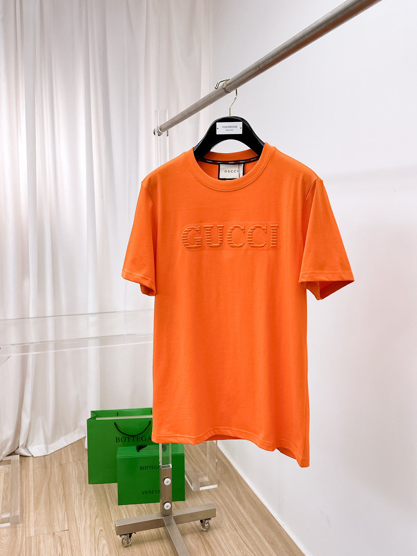 NO:429558,Gucci.2025 spring and summer new style first-time counter latest short-sleeved round-neck T-shirt, high-end customization, avant-garde and fashionable design!  Brand logo heavy craftsmanship design, high-end customized original cotton fabric, soft feel, comfortable to wear, exquisite counter-level car line. B fine workmanship, invincible and handsome upper body effect!  A must-have item for handsome men!  Color white, black, gray, orange. S-xxL.s wear 175/, gucci, T-shirt,tees, t-shirt,alexander wang19860909Gucci.2025春夏新款首发专柜最新款短袖圆领T恤 高端订制 设计前卫时尚！品牌logo重工艺设计 高端定制原版棉面料.手感柔软.穿着舒适.专柜级别精致车线.b做工精细.上身效果无敌帅气！型男必备单品！ 颜色白色黑色灰色橙色. 码数s-xxL.s穿175/,,gucci,T-shirt,tees，t-shirt,alexander wang,Men's clothing