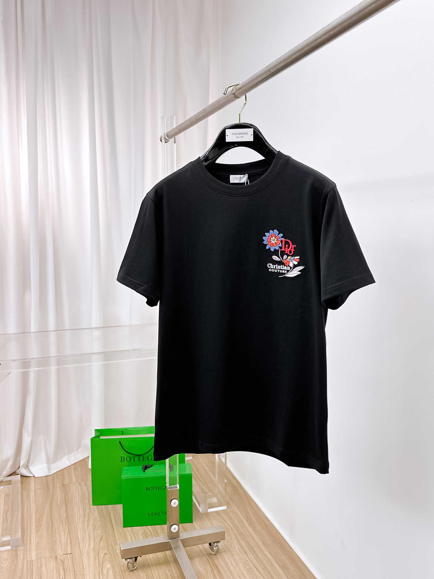 NO:429564,Dior.2025 spring and summer new style first-time counter latest short-sleeved round-neck T-shirt, high-end customization, avant-garde and fashionable design!  Brand logo heavy craftsmanship design, high-end customized original cotton fabric, soft feel, comfortable to wear, exquisite counter-level car line. B fine workmanship, invincible and handsome upper body effect!  A must-have item for handsome men!  Color white and black. Number of codes s-xxL.s wear 175/,dior,T-shirt,tees,t-shirt,alexander wang19860909Dior.2025春夏新款首发专柜最新款短袖圆领T恤 高端订制 设计前卫时尚！品牌logo重工艺设计 高端定制原版棉面料.手感柔软.穿着舒适.专柜级别精致车线.b做工精细.上身效果无敌帅气！型男必备单品！ 颜色白色黑色. 码数s-xxL.s穿175/,,dior,T-shirt,tees，t-shirt,alexander wang,Men's clothing