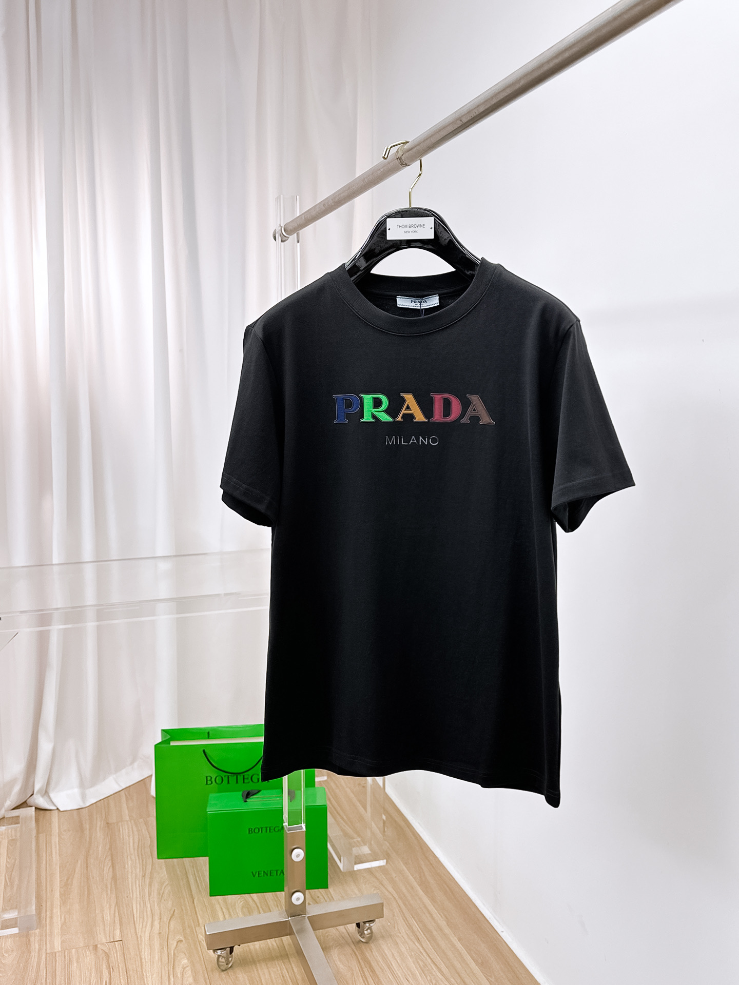 NO:429565,Prada.2025 spring and summer new style first-time counter latest short-sleeved round-neck T-shirt, high-end customization, avant-garde and fashionable design!  Brand logo heavy craftsmanship design, high-end customized original cotton fabric, soft feel, comfortable to wear, exquisite counter-level car line. B fine workmanship, invincible and handsome upper body effect!  A must-have item for handsome men!  Color white and black. Number of codes s-xxL.s wear 175/, prada, T-shirt,tees, t-shirt,alexander wang19860909Prada.2025春夏新款首发专柜最新款短袖圆领T恤 高端订制 设计前卫时尚！品牌logo重工艺设计 高端定制原版棉面料.手感柔软.穿着舒适.专柜级别精致车线.b做工精细.上身效果无敌帅气！型男必备单品！ 颜色白色黑色. 码数s-xxL.s穿175/,,prada,T-shirt,tees，t-shirt,alexander wang,Men's clothing