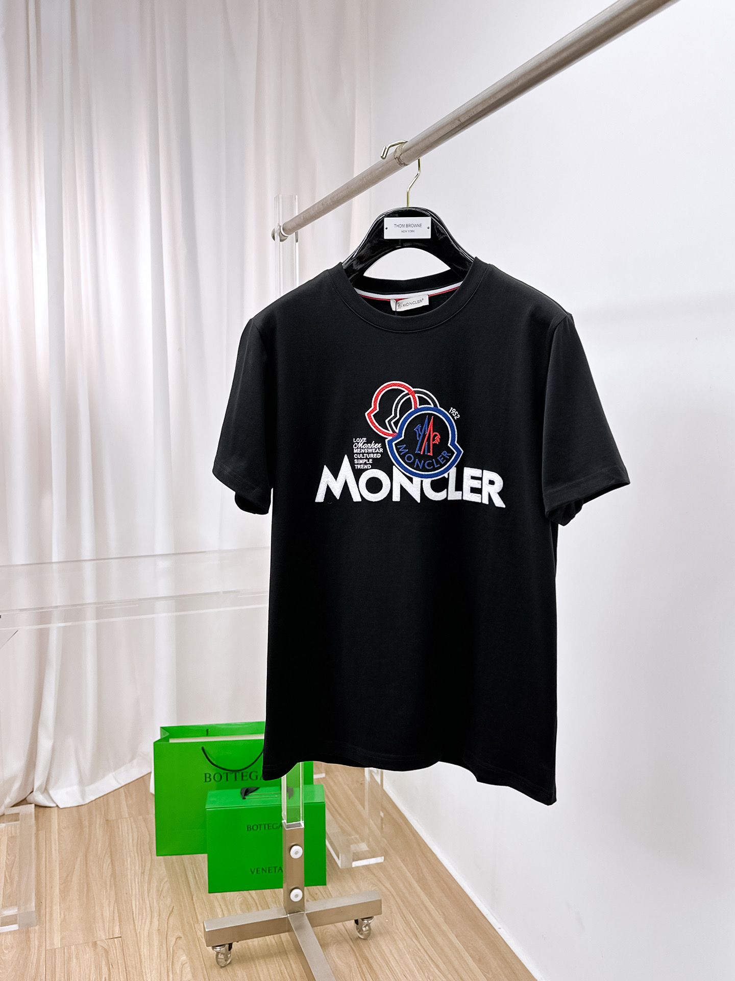 NO:429568,The new spring and summer 2025 new spring and summer first-time counter latest short-sleeved round-neck T-shirt, high-end customization, avant-garde and fashionable design!  Brand logo heavy craftsmanship design, high-end customized original cotton fabric, soft feel, comfortable to wear, exquisite counter-level car line. B fine workmanship, invincible and handsome upper body effect!  A must-have item for handsome men!  Color white and black. Code s-xxL.s wear 175/, Moncler, T-shirt,tees, t-shirt,alexander wang19860909蒙口.2025春夏新款首发专柜最新款短袖圆领T恤 高端订制 设计前卫时尚！品牌logo重工艺设计 高端定制原版棉面料.手感柔软.穿着舒适.专柜级别精致车线.b做工精细.上身效果无敌帅气！型男必备单品！ 颜色白色黑色. 码数s-xxL.s穿175/,,Moncler,T-shirt,tees，t-shirt,alexander wang,Men's clothing