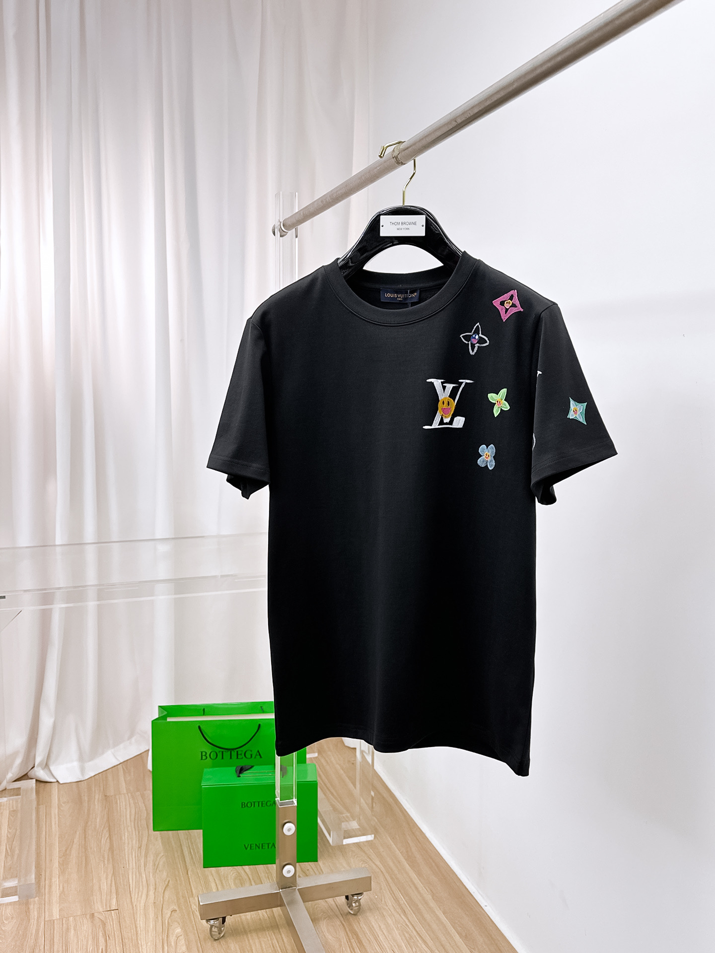 NO:429570,LV.2025 spring and summer new style first-time counter latest short-sleeved round-neck T-shirt, high-end customization, avant-garde and fashionable design!  Brand logo heavy craftsmanship design, high-end customized original cotton fabric, soft feel, comfortable to wear, exquisite counter-level car line. B fine workmanship, invincible and handsome upper body effect!  A must-have item for handsome men!  Color white and black. Number of s-xxL.s wear 175/,louis vuitton,T-shirt,tees,t-shirt,alexander wang19860909LV.2025春夏新款首发专柜最新款短袖圆领T恤 高端订制 设计前卫时尚！品牌logo重工艺设计 高端定制原版棉面料.手感柔软.穿着舒适.专柜级别精致车线.b做工精细.上身效果无敌帅气！型男必备单品！ 颜色白色黑色. 码数s-xxL.s穿175/,,louis vuitton,T-shirt,tees，t-shirt,alexander wang,Men's clothing