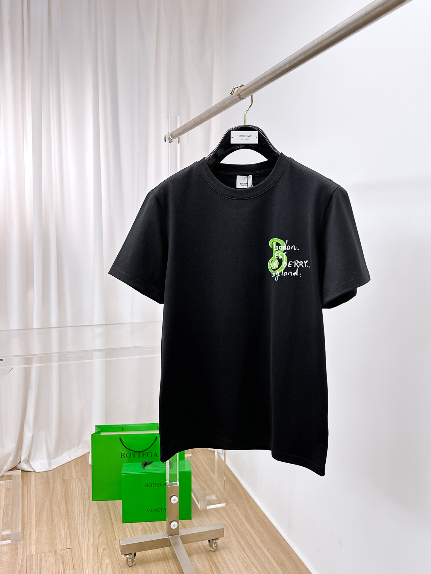 NO:429575,Burberry.2025 spring and summer new style first-time counter latest short-sleeved round-neck T-shirt, high-end customization, avant-garde and fashionable design!  Brand logo heavy craftsmanship design, high-end customized original cotton fabric, soft feel, comfortable to wear, exquisite counter-level car line. B fine workmanship, invincible and handsome upper body effect!  A must-have item for handsome men!  Color white and black. Number of s-xxL.s wear 175/, burberry, T-shirt,tees, t-shirt,alexander wang19860909Burberry .2025春夏新款首发专柜最新款短袖圆领T恤 高端订制 设计前卫时尚！品牌logo重工艺设计 高端定制原版棉面料.手感柔软.穿着舒适.专柜级别精致车线.b做工精细.上身效果无敌帅气！型男必备单品！ 颜色白色黑色. 码数s-xxL.s穿175/,,burberry,T-shirt,tees，t-shirt,alexander wang,Men's clothing