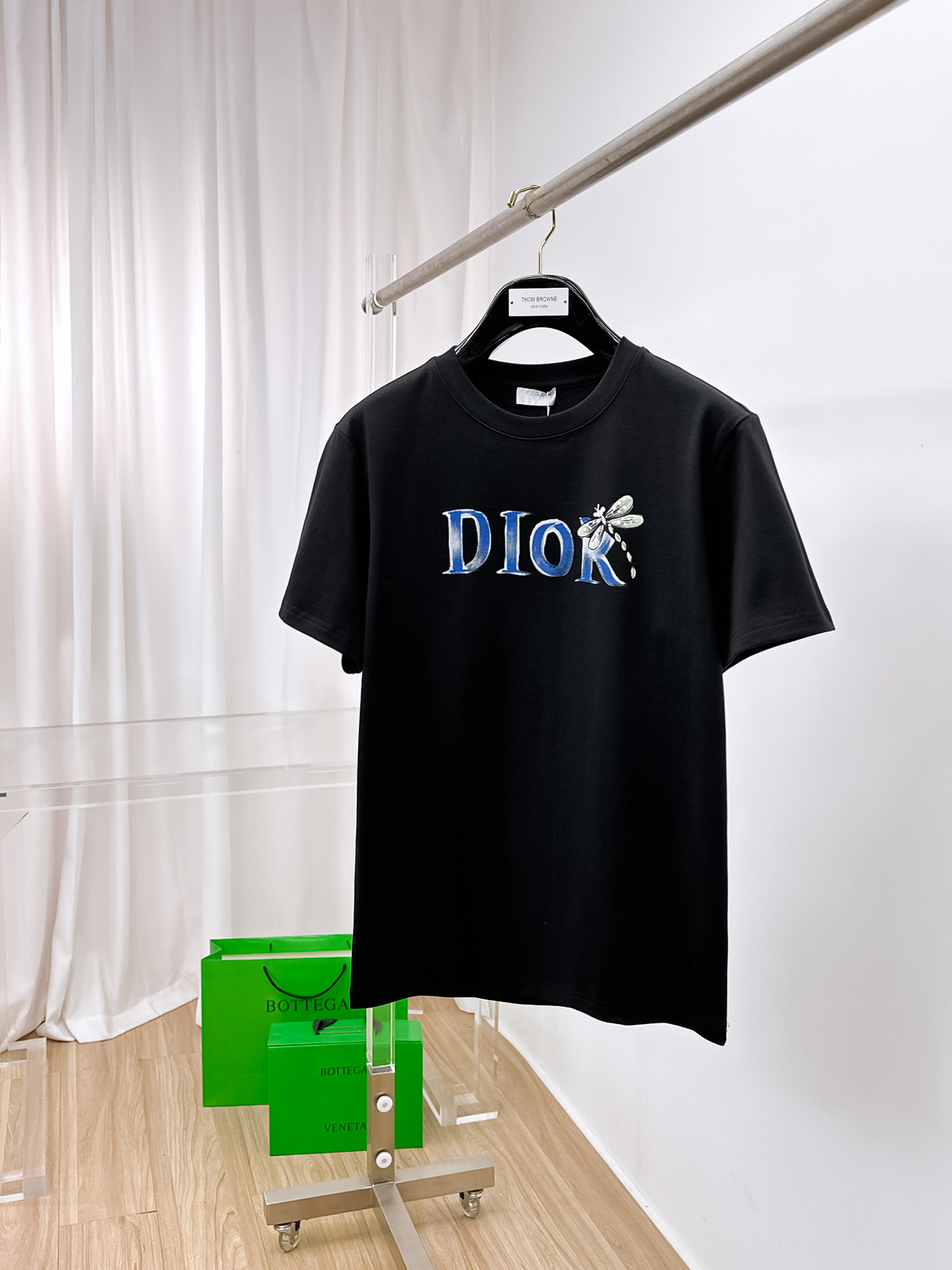 NO:429580,Dior.2025 spring and summer new style first-time counter latest short-sleeved round-neck T-shirt, high-end customization, avant-garde and fashionable design!  Brand logo heavy craftsmanship design, high-end customized original cotton fabric, soft feel, comfortable to wear, exquisite counter-level car line. B fine workmanship, invincible and handsome upper body effect!  A must-have item for handsome men!  Color white and black. Number of codes s-xxL.s wear 175/,dior,T-shirt,tees,t-shirt,alexander wang19860909Dior .2025春夏新款首发专柜最新款短袖圆领T恤 高端订制 设计前卫时尚！品牌logo重工艺设计 高端定制原版棉面料.手感柔软.穿着舒适.专柜级别精致车线.b做工精细.上身效果无敌帅气！型男必备单品！ 颜色白色黑色. 码数s-xxL.s穿175/,,dior,T-shirt,tees，t-shirt,alexander wang,Men's clothing