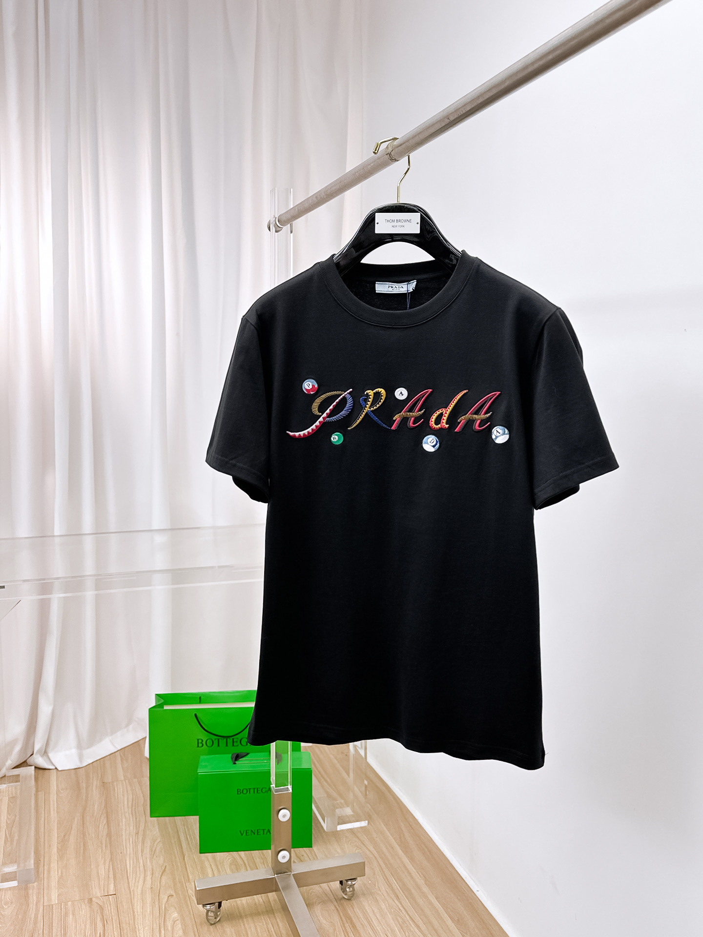 NO:429585,Prada.2025 spring and summer new first-time counter latest short-sleeved round-neck T-shirt, high-end customization, avant-garde and fashionable design!  Brand logo heavy craftsmanship design, high-end customized original cotton fabric, soft feel, comfortable to wear, exquisite counter-level car line. B fine workmanship, invincible and handsome upper body effect!  A must-have item for handsome men!  Color white and black. Number of codes s-xxL.s wear 175/, prada, T-shirt,tees, t-shirt,alexander wang19860909Prada .2025春夏新款首发专柜最新款短袖圆领T恤 高端订制 设计前卫时尚！品牌logo重工艺设计 高端定制原版棉面料.手感柔软.穿着舒适.专柜级别精致车线.b做工精细.上身效果无敌帅气！型男必备单品！ 颜色白色黑色. 码数s-xxL.s穿175/,,prada,T-shirt,tees，t-shirt,alexander wang,Men's clothing