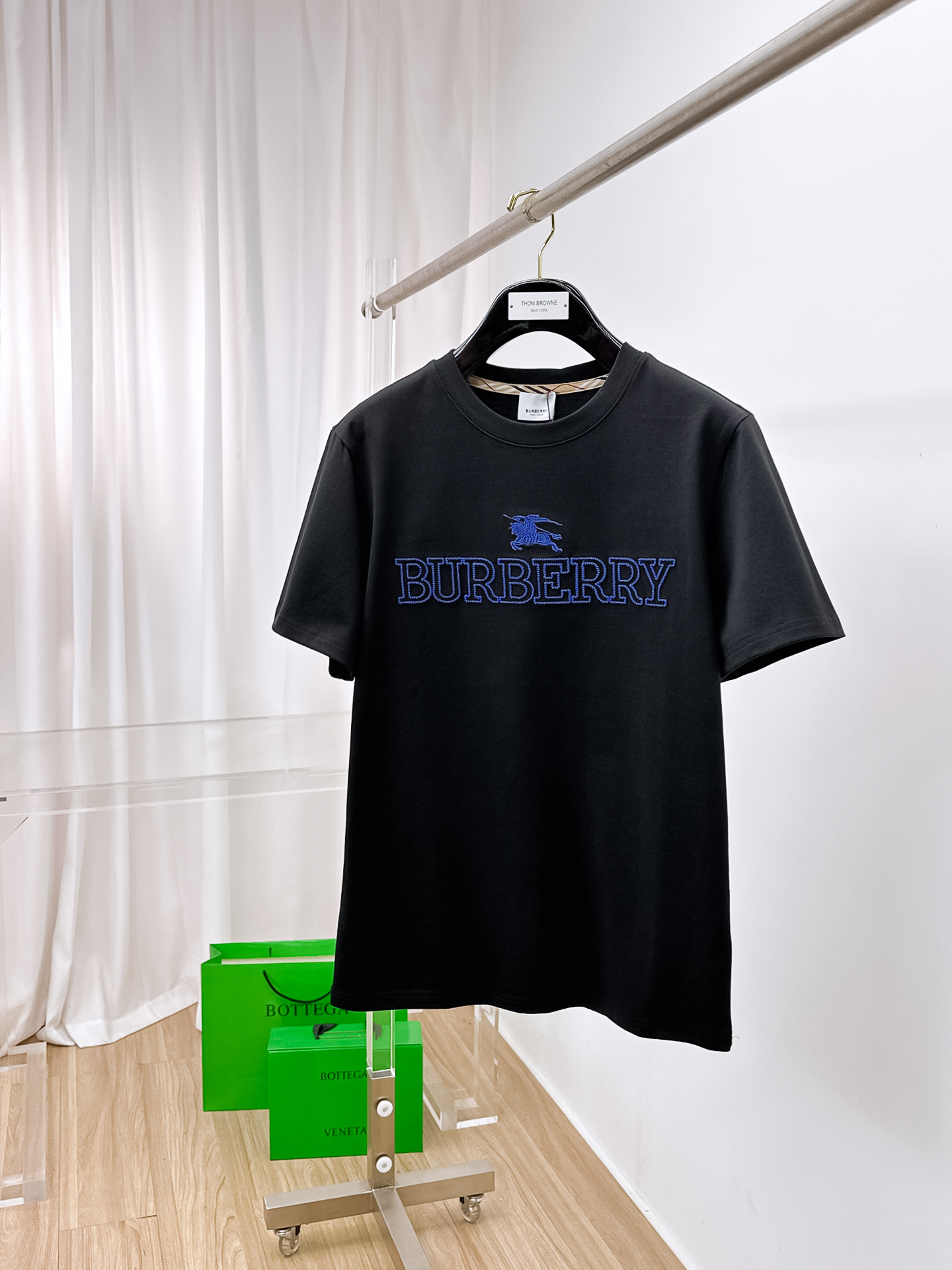 NO:429590,Burberry.2025 spring and summer new style first-time counter latest short-sleeved round-neck T-shirt, high-end customization, avant-garde and fashionable design!  Brand logo heavy craftsmanship design, high-end customized original cotton fabric, soft feel, comfortable to wear, exquisite counter-level car line. B fine workmanship, invincible and handsome upper body effect!  A must-have item for handsome men!  Color white and black. Number of s-xxL.s wear 175/, burberry, T-shirt,tees, t-shirt,alexander wang19860909Burberry .2025春夏新款首发专柜最新款短袖圆领T恤 高端订制 设计前卫时尚！品牌logo重工艺设计 高端定制原版棉面料.手感柔软.穿着舒适.专柜级别精致车线.b做工精细.上身效果无敌帅气！型男必备单品！ 颜色白色黑色. 码数s-xxL.s穿175/,,burberry,T-shirt,tees，t-shirt,alexander wang,Men's clothing