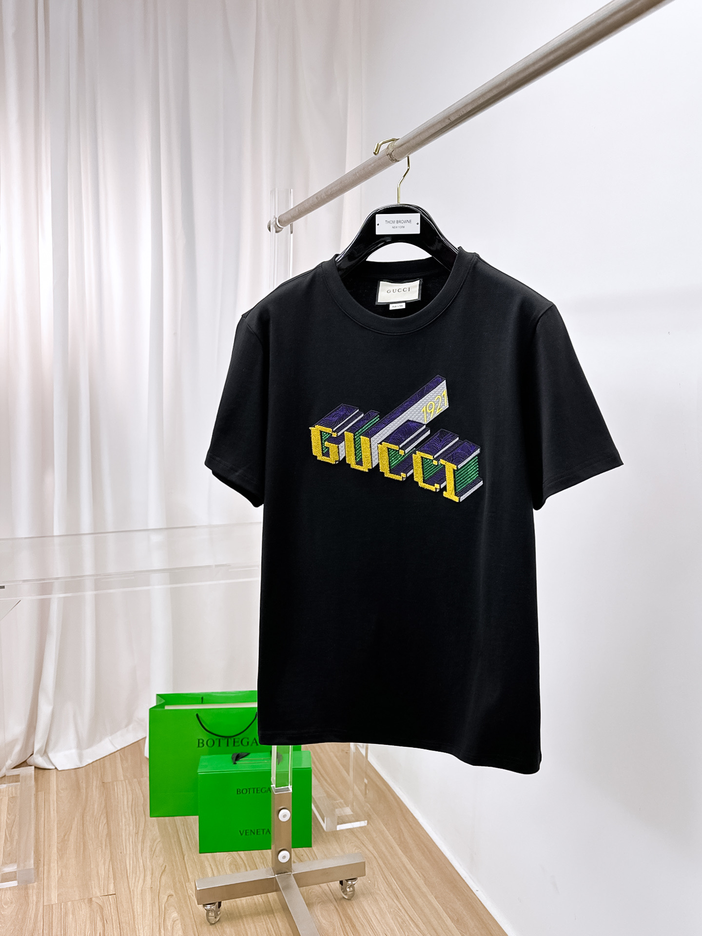 NO:429595,Gucci.2025 spring and summer new style first-time counter latest short-sleeved round-neck T-shirt, high-end customization, avant-garde and fashionable design!  Brand logo heavy craftsmanship design, high-end customized original cotton fabric, soft feel, comfortable to wear, exquisite counter-level car line. B fine workmanship, invincible and handsome upper body effect!  A must-have item for handsome men!  Color white and black. Number of codes s-xxL.s wear 175/, gucci, T-shirt,tees, t-shirt,alexander wang19860909Gucci.2025春夏新款首发专柜最新款短袖圆领T恤 高端订制 设计前卫时尚！品牌logo重工艺设计 高端定制原版棉面料.手感柔软.穿着舒适.专柜级别精致车线.b做工精细.上身效果无敌帅气！型男必备单品！ 颜色白色黑色. 码数s-xxL.s穿175/,,gucci,T-shirt,tees，t-shirt,alexander wang,Men's clothing