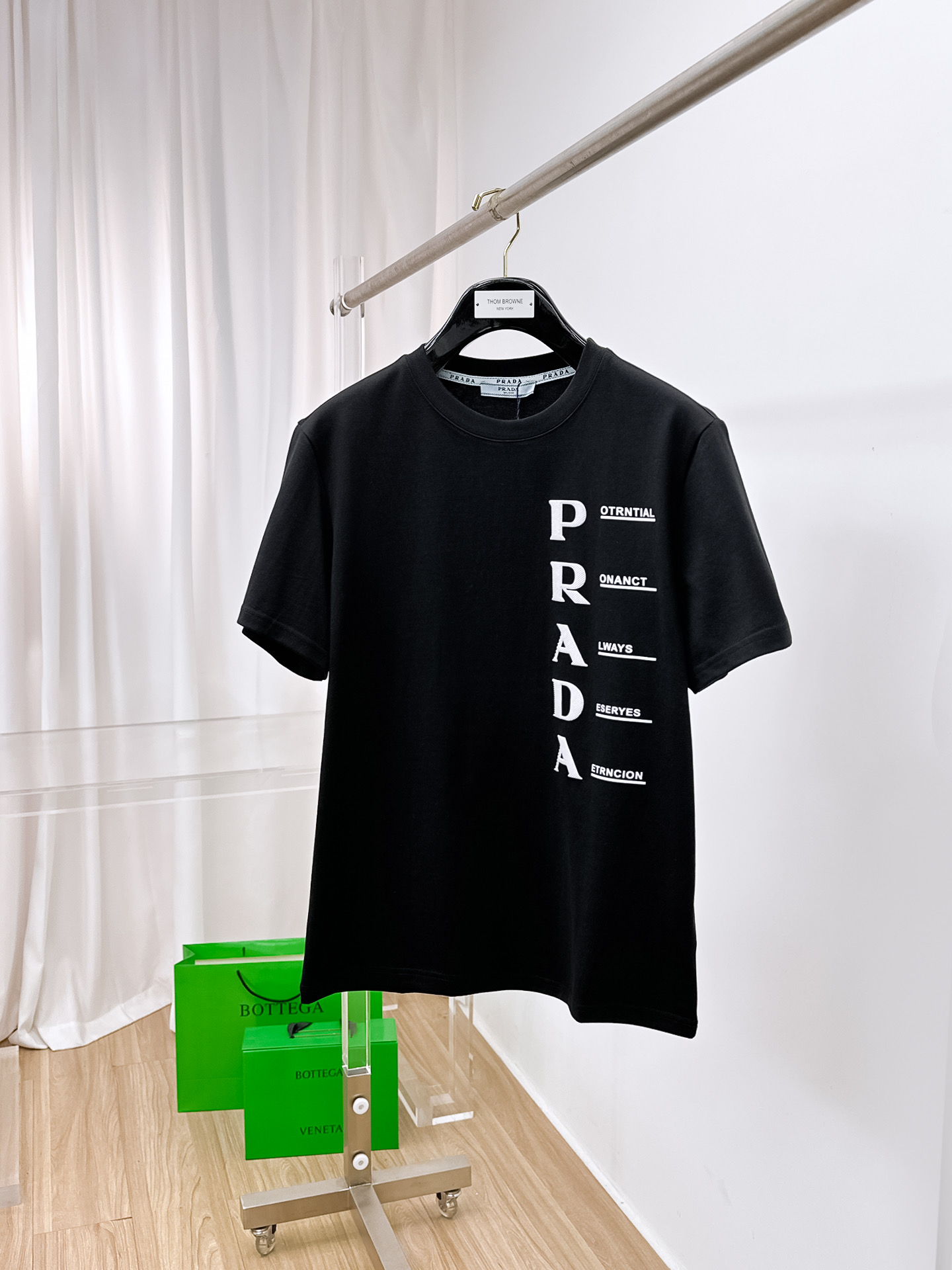 NO:429600,Prada.2025 spring and summer new first-time counter latest short-sleeved round-neck T-shirt, high-end customization, avant-garde and fashionable design!  Brand logo heavy craftsmanship design, high-end customized original cotton fabric, soft feel, comfortable to wear, exquisite counter-level car line. B fine workmanship, invincible and handsome upper body effect!  A must-have item for handsome men!  Color white and black. Number of codes s-xxL.s wear 175/, prada, T-shirt,tees, t-shirt,alexander wang19860909Prada .2025春夏新款首发专柜最新款短袖圆领T恤 高端订制 设计前卫时尚！品牌logo重工艺设计 高端定制原版棉面料.手感柔软.穿着舒适.专柜级别精致车线.b做工精细.上身效果无敌帅气！型男必备单品！ 颜色白色黑色. 码数s-xxL.s穿175/,,prada,T-shirt,tees，t-shirt,alexander wang,Men's clothing