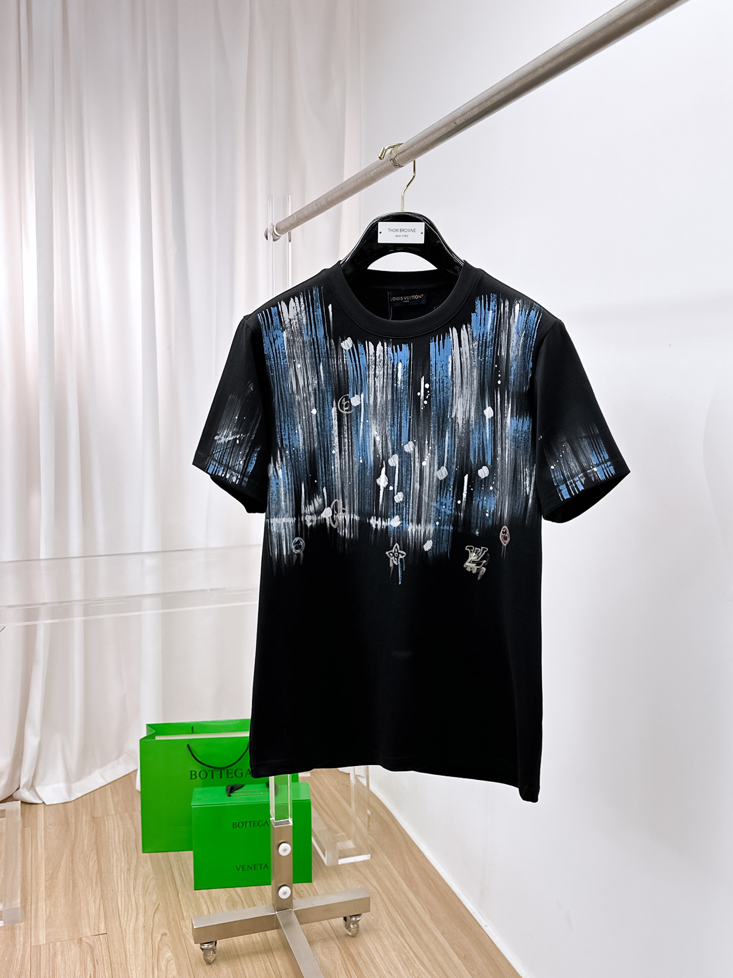 NO:429566,LV.2025 spring and summer new style first-time counter latest short-sleeved round-neck T-shirt, high-end customization, avant-garde and fashionable design!  Brand logo heavy craftsmanship design, high-end customized original cotton fabric, soft feel, comfortable to wear, exquisite counter-level car line. B fine workmanship, invincible and handsome upper body effect!  A must-have item for handsome men!  Color white and black. Number of s-xxL.s wear 175/,louis vuitton,T-shirt,tees,t-shirt,alexander wang19860909LV.2025春夏新款首发专柜最新款短袖圆领T恤 高端订制 设计前卫时尚！品牌logo重工艺设计 高端定制原版棉面料.手感柔软.穿着舒适.专柜级别精致车线.b做工精细.上身效果无敌帅气！型男必备单品！ 颜色白色黑色. 码数s-xxL.s穿175/,,louis vuitton,T-shirt,tees，t-shirt,alexander wang,Men's clothing