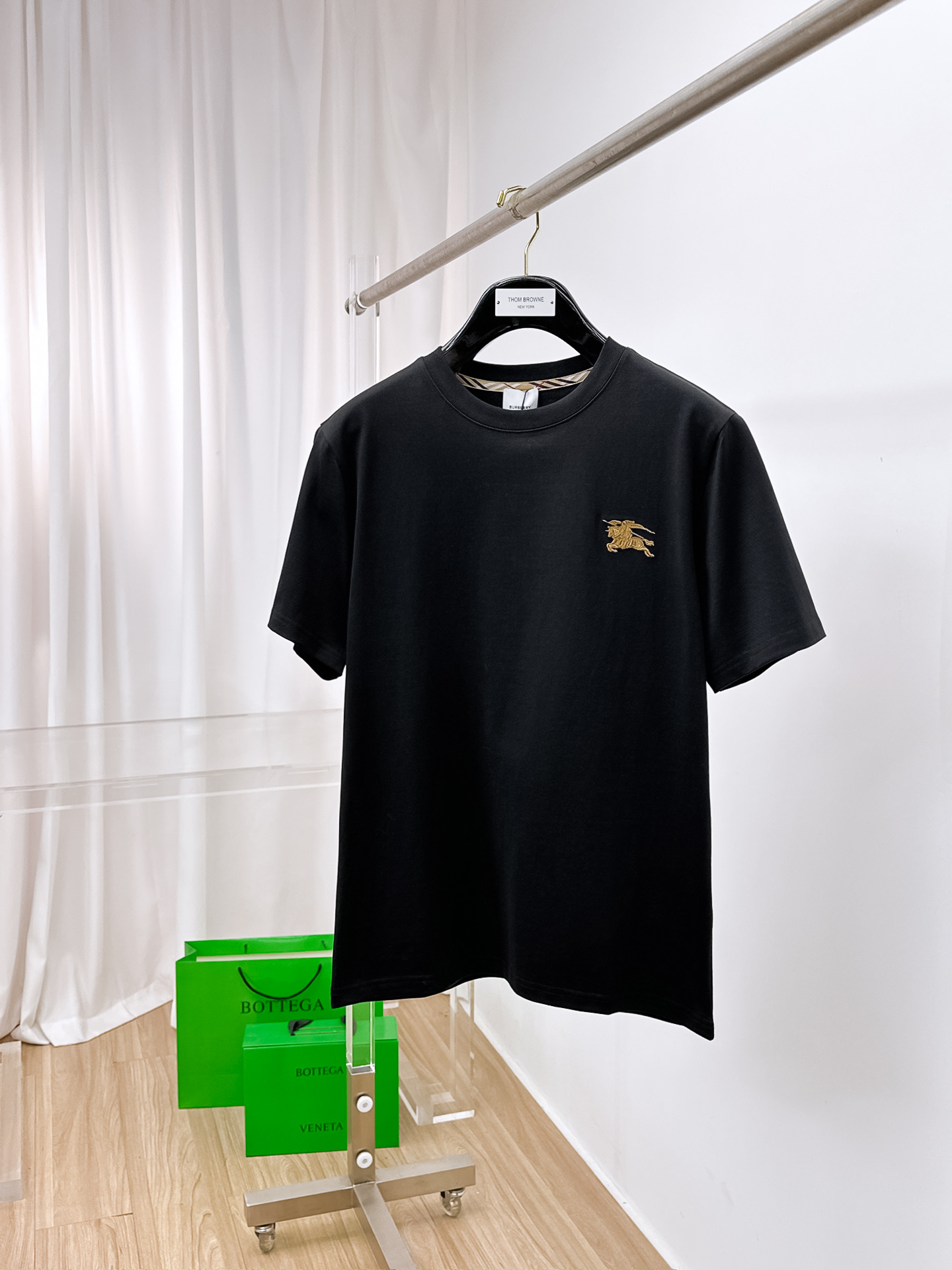 NO:429569,Burberry.2025 spring and summer new style first-time counter latest short-sleeved round-neck T-shirt, high-end customization, avant-garde and fashionable design!  Brand logo heavy craftsmanship design, high-end customized original cotton fabric, soft feel, comfortable to wear, exquisite counter-level car line. B fine workmanship, invincible and handsome upper body effect!  A must-have item for handsome men!  Color white and black. Number of s-xxL.s wear 175/, burberry, T-shirt,tees, t-shirt,alexander wang19860909Burberry .2025春夏新款首发专柜最新款短袖圆领T恤 高端订制 设计前卫时尚！品牌logo重工艺设计 高端定制原版棉面料.手感柔软.穿着舒适.专柜级别精致车线.b做工精细.上身效果无敌帅气！型男必备单品！ 颜色白色黑色. 码数s-xxL.s穿175/,,burberry,T-shirt,tees，t-shirt,alexander wang,Men's clothing