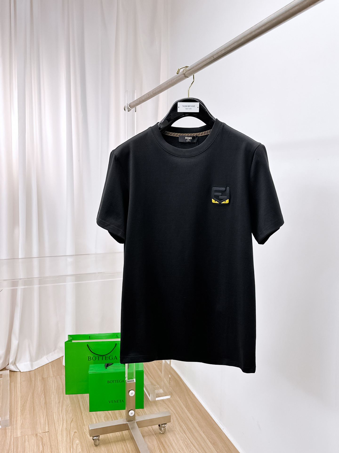 NO:429573,Fendi.2025 spring and summer new style first-time counter latest short-sleeved round-neck T-shirt, high-end customization, avant-garde and fashionable design!  Brand logo heavy craftsmanship design, high-end customized original cotton fabric, soft feel, comfortable to wear, exquisite counter-level car line. B fine workmanship, invincible and handsome upper body effect!  A must-have item for handsome men!  Color white and black. Number of s-xxL.s wear 175/,fendi,T-shirt,tees,t-shirt,alexander wang19860909Fendi .2025春夏新款首发专柜最新款短袖圆领T恤 高端订制 设计前卫时尚！品牌logo重工艺设计 高端定制原版棉面料.手感柔软.穿着舒适.专柜级别精致车线.b做工精细.上身效果无敌帅气！型男必备单品！ 颜色白色黑色. 码数s-xxL.s穿175/,,fendi,T-shirt,tees，t-shirt,alexander wang,Men's clothing