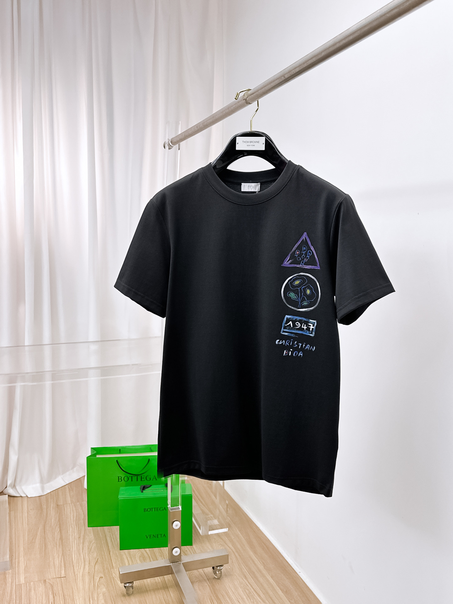 NO:429583,Dior.2025 spring and summer new style first-time counter latest short-sleeved round-neck T-shirt, high-end customization, avant-garde and fashionable design!  Brand logo heavy craftsmanship design, high-end customized original cotton fabric, soft feel, comfortable to wear, exquisite counter-level car line. B fine workmanship, invincible and handsome upper body effect!  A must-have item for handsome men!  Color white and black. Number of codes s-xxL.s wear 175/,dior,T-shirt,tees,t-shirt,alexander wang19860909Dior .2025春夏新款首发专柜最新款短袖圆领T恤 高端订制 设计前卫时尚！品牌logo重工艺设计 高端定制原版棉面料.手感柔软.穿着舒适.专柜级别精致车线.b做工精细.上身效果无敌帅气！型男必备单品！ 颜色白色黑色. 码数s-xxL.s穿175/,,dior,T-shirt,tees，t-shirt,alexander wang,Men's clothing