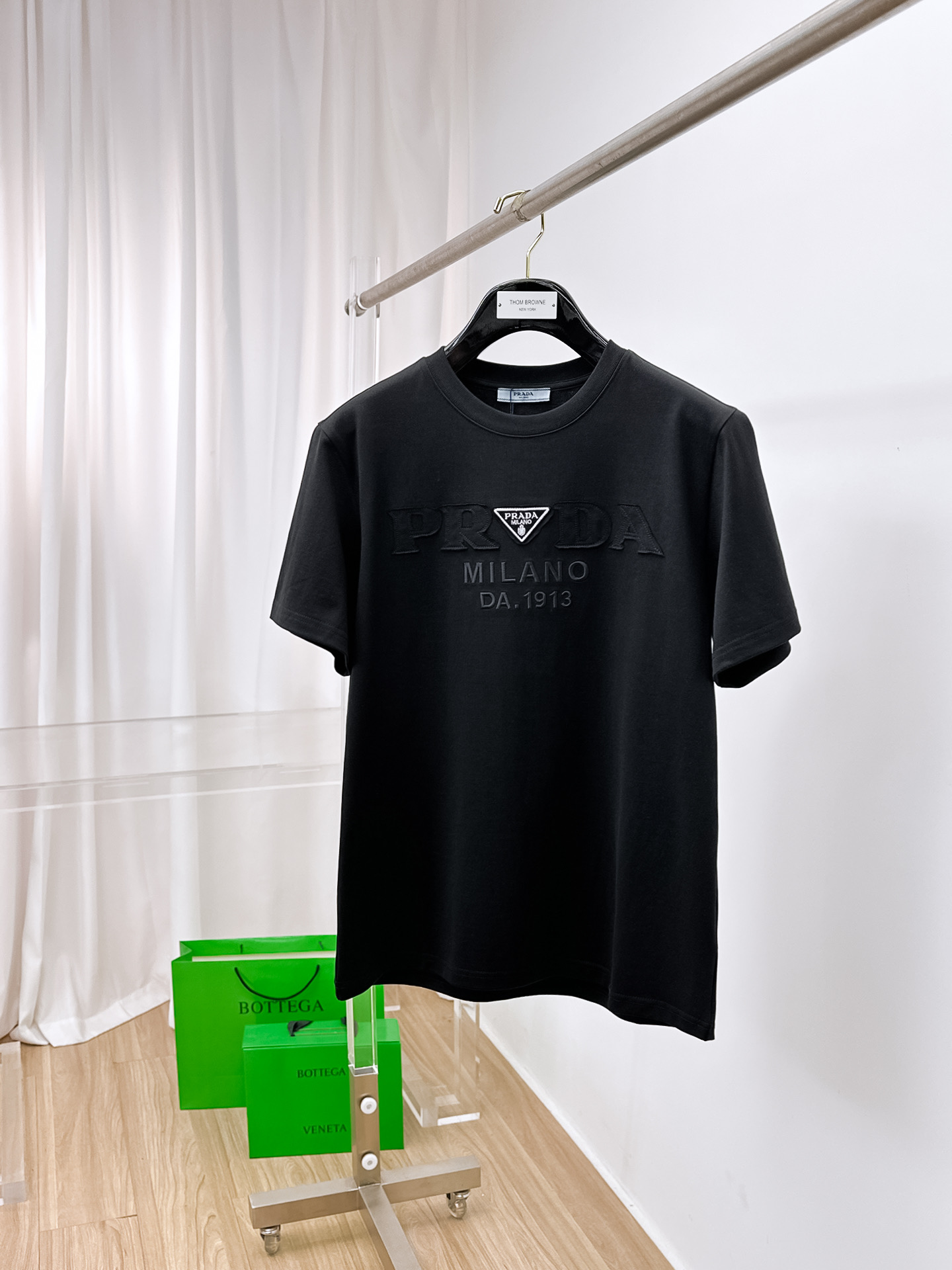 NO:429588,Prada.2025 spring and summer new style first-time counter latest short-sleeved round-neck T-shirt, high-end customization, avant-garde and fashionable design!  Brand logo heavy craftsmanship design, high-end customized original cotton fabric, soft feel, comfortable to wear, exquisite counter-level car line. B fine workmanship, invincible and handsome upper body effect!  A must-have item for handsome men!  Color white and black. Number of codes s-xxL.s wear 175/, prada, T-shirt,tees, t-shirt,alexander wang19860909Prada.2025春夏新款首发专柜最新款短袖圆领T恤 高端订制 设计前卫时尚！品牌logo重工艺设计 高端定制原版棉面料.手感柔软.穿着舒适.专柜级别精致车线.b做工精细.上身效果无敌帅气！型男必备单品！ 颜色白色黑色. 码数s-xxL.s穿175/,,prada,T-shirt,tees，t-shirt,alexander wang,Men's clothing