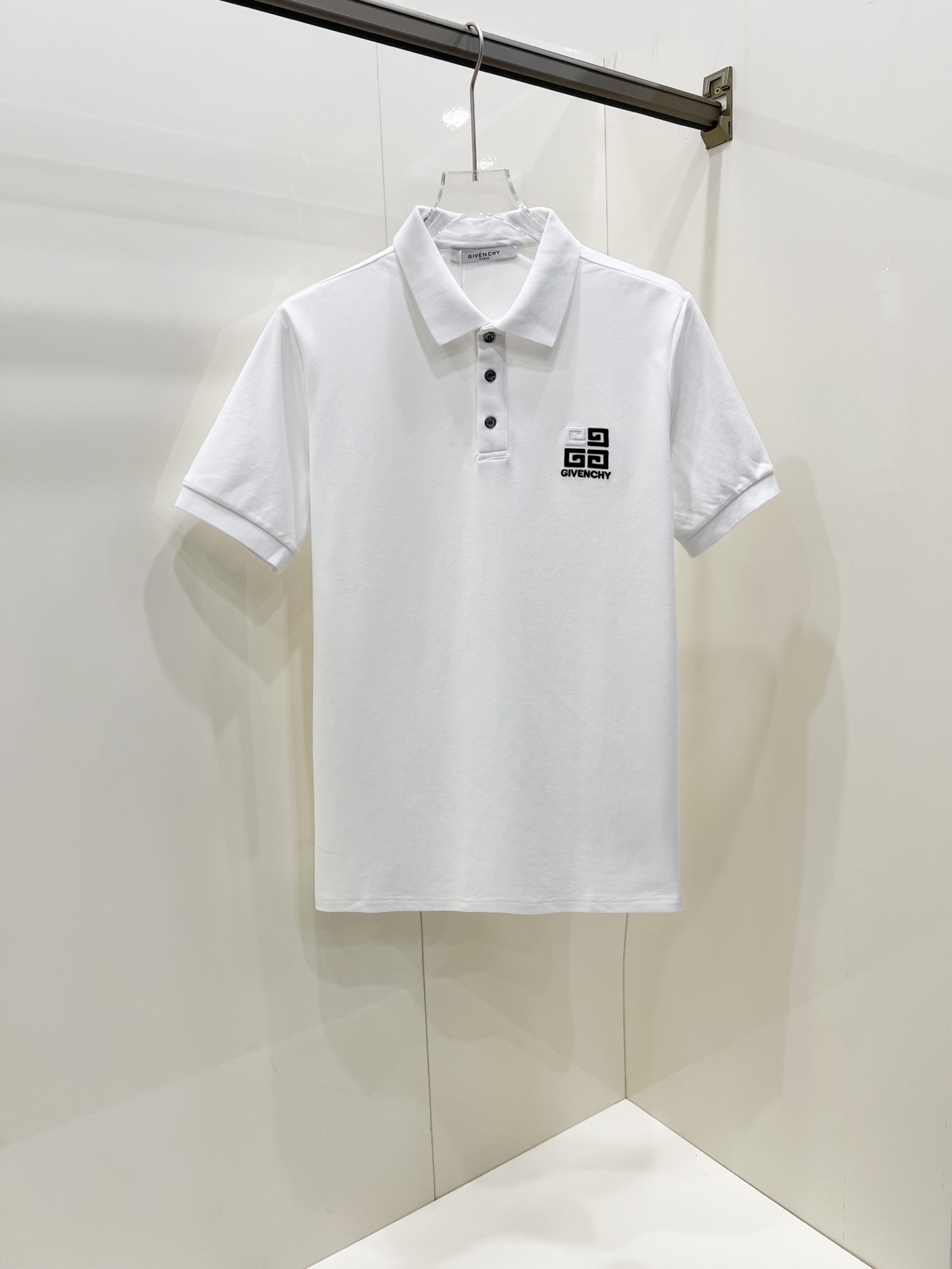 NO:438670,Givenchy [New Product] Spring and Summer Short-sleeved Lapel T-shirt Polo, the highest version of customized high-end vermill fabric is simple and fashionable, and the thread color combination is super good-looking!  Classic logo simple and elegant style!  Full of high-end feel, wearable in all seasons. Simple European style official website is on sale... Color black, white and gray Number M-3XL, givennchy, T-shirt,tees, t-shirt,alexander wang19860909纪梵希【新品】春夏短袖翻领T恤polo,最高版本客供定制高端朱地面料简单时尚款,螺纹拼色螺纹配色超级好看！经典logo简单大方的款式！满满的高级感,四季可穿.简欧风格官网在售 … 颜色黑色白色灰色 码数M-3XL,,givenchy,T-shirt,tees，t-shirt,alexander wang,Men's clothing