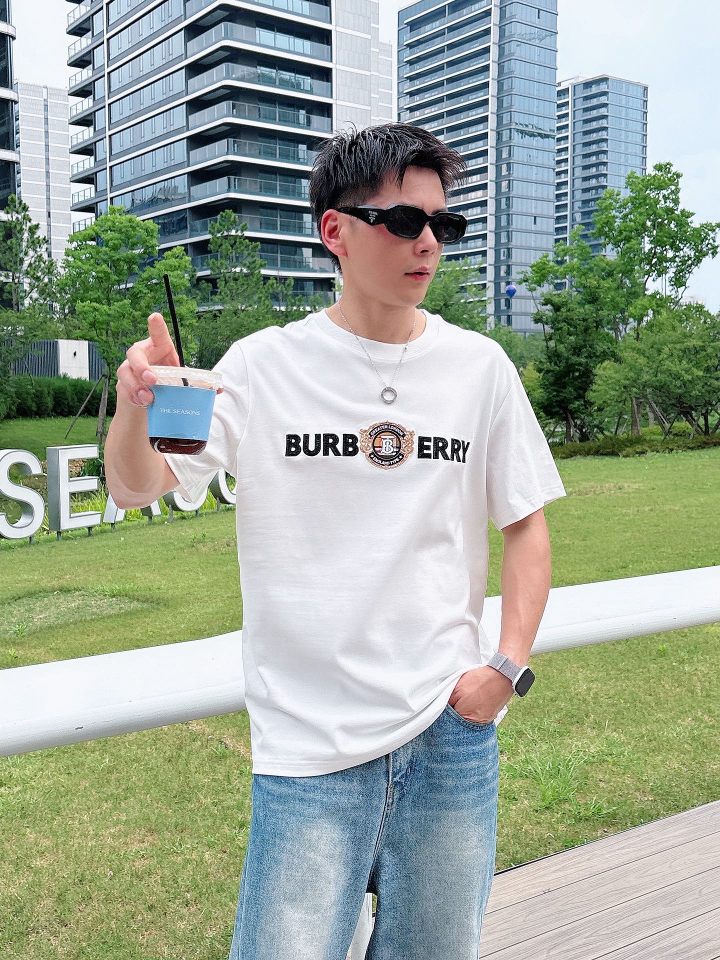 NO:444457,.Burberry Burberry exclusively offers new original single men's casual short sleeves, high-end customization, high-end version, fashionable and versatile imported fabric, super soft and delicate, skin-friendly and comfortable to wear, high-end boutique, OEM fine-made top body, very good, men's essential items, three standards, complete color, black and white, Size S-2XL Size S-2XL Size Shoulder width 46, bust 102, 66, sleeve length 22, M Size Shoulder width 47, bust 106, 67, sleeve length 23, L Size Shoulder width 48, bust 110, 68, sleeve length 24, XL Size Shoulder width 49, bust 114, 69, sleeve length 25, 2XL Size Shoulder width 50, bust 116, 70, sleeve length 26,,burberry,burberry,T-shirt,alexander wang19860909.Burberry巴宝莉独家专供新款原单男士休闲短袖 高端定制 高版本 时尚百搭爆款进口面料 手感超柔软细腻 穿着亲肤舒适 高端精品 代工厂精细做上身非常赞 男士必备单品 三标齐全 颜色黑色白色 尺码S-2XL S码肩宽46 胸围102 衣长66 袖长22 M码肩宽47 胸围106 衣长67 袖长23 L码肩宽48 胸围110 衣长68 袖长24 XL码肩宽49 胸围114 衣长69 袖长25 2XL码肩宽50 胸围116 衣长70 袖长26,,burberry,burberry,T-shirt,alexander wang,Men's clothing