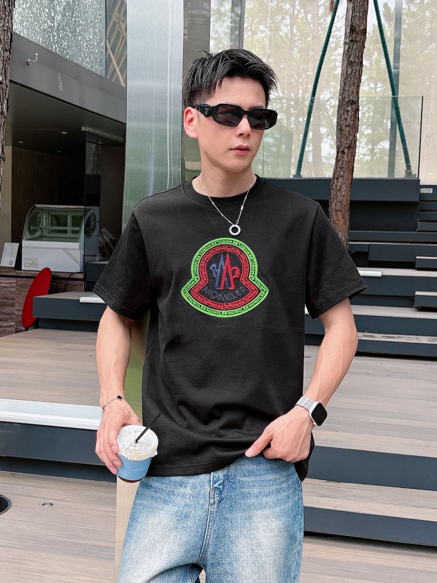 NO:444462,.Moncler masking Exclusively for new original single men's casual short sleeves High-end customization High-version Fashion versatile imported fabrics Super soft and delicate touch, skin-friendly and comfortable to wear High-end boutique OEM factory fine-made top body very good Men's essential items Complete three standards Color black and white Size S-2XL Size Shoulder width 46 Bust 102 Clothes length 66 Sleeve length 22 M Sleeve width 47 Bust 106 Clothes length 67 Sleeve length 23 L Size Shoulder width 48 Bust 110 Clothes length 68 Sleeve length 24 XL Size Shoulder width 49 Bust 114 Clothes length 69 Sleeve length 25 2XL Size Shoulder width 50 Bust 116 Clothes length 70 Sleeve length 26, Moncler, T-shirt, alexander wang19860909.Moncler蒙口 独家专供新款原单男士休闲短袖 高端定制 高版本 时尚百搭爆款进口面料 手感超柔软细腻 穿着亲肤舒适 高端精品 代工厂精细做上身非常赞 男士必备单品 三标齐全 颜色黑色白色 尺码S-2XL S码肩宽46 胸围102 衣长66 袖长22 M码肩宽47 胸围106 衣长67 袖长23 L码肩宽48 胸围110 衣长68 袖长24 XL码肩宽49 胸围114 衣长69 袖长25 2XL码肩宽50 胸围116 衣长70 袖长26,,Moncler,T-shirt,alexander wang,Men's clothing