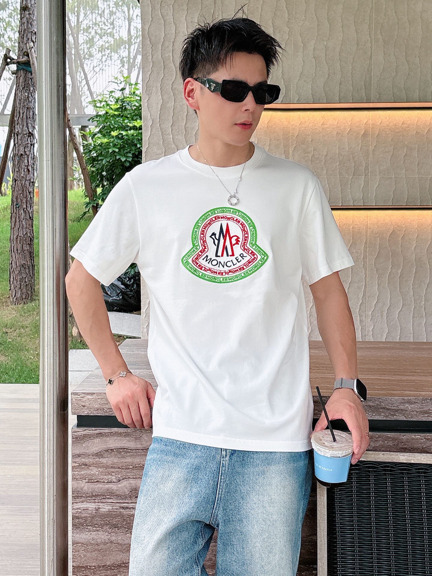 NO:438694,.Moncler masking Exclusively for new original single men's casual short sleeves High-end customization High-version Fashion versatile imported fabrics Super soft and delicate touch, skin-friendly and comfortable to wear High-end boutique OEM factory fine-made top body very good Men's essential items Complete three standards Color black and white Size S-2XL Size Shoulder width 46 Bust 102 Clothes length 66 Sleeve length 22 M Sleeve width 47 Bust 106 Clothes length 67 Sleeve length 23 L Size Shoulder width 48 Bust 110 Clothes length 68 Sleeve length 24 XL Size Shoulder width 49 Bust 114 Clothes length 69 Sleeve length 25 2XL Size Shoulder width 50 Bust 116 Clothes length 70 Sleeve length 26, Moncler, T-shirt, alexander wang19860909.Moncler蒙口 独家专供新款原单男士休闲短袖 高端定制 高版本 时尚百搭爆款进口面料 手感超柔软细腻 穿着亲肤舒适 高端精品 代工厂精细做上身非常赞 男士必备单品 三标齐全 颜色黑色白色 尺码S-2XL S码肩宽46 胸围102 衣长66 袖长22 M码肩宽47 胸围106 衣长67 袖长23 L码肩宽48 胸围110 衣长68 袖长24 XL码肩宽49 胸围114 衣长69 袖长25 2XL码肩宽50 胸围116 衣长70 袖长26,,Moncler,T-shirt,alexander wang,Men's clothing