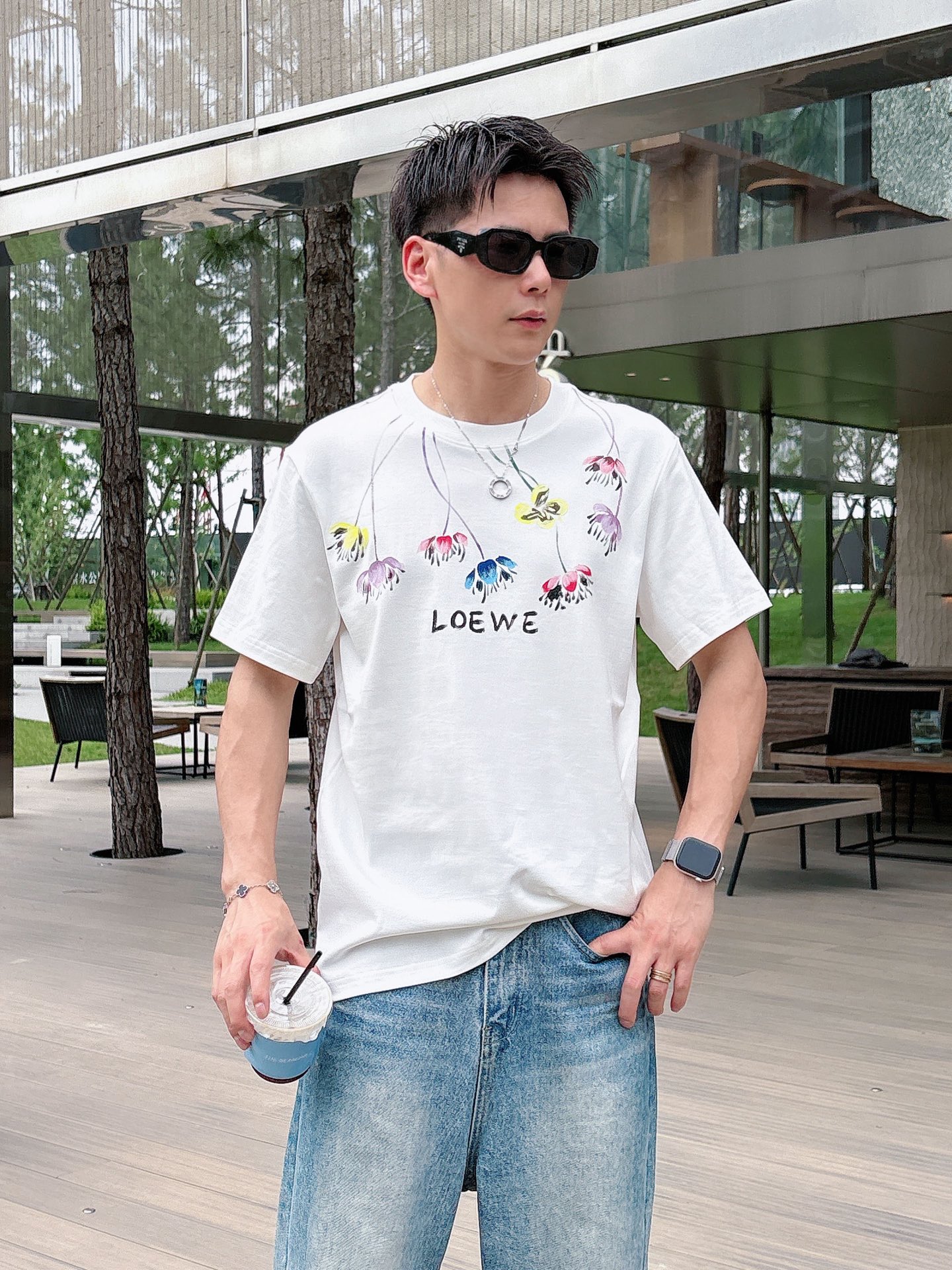 NO:438709,.Loewe exclusively offers new original single men's casual short sleeves, high-end customization, high-end version, fashionable and versatile imported fabric, super soft and delicate, skin-friendly and comfortable to wear, high-end boutique, OEM fine-made top body, very good, men's essential items, three-standard complete color, black and white, Size S-2XL Size S shoulder width 46, bust 102, 66, sleeve length 22, M Size Shoulder width 47, bust 106, 67, sleeve length 23, L Size Shoulder width 48, bust 110, 68, sleeve length 24, XL Size Shoulder width 49, bust 114, 69, sleeve length 25, 2XL Size Shoulder width 50, bust 116, 70, sleeve length 26,,loewe,loewe,T-shirt,alexander wang19860909.Loewe 罗意威独家专供新款原单男士休闲短袖 高端定制 高版本 时尚百搭爆款进口面料 手感超柔软细腻 穿着亲肤舒适 高端精品 代工厂精细做上身非常赞 男士必备单品 三标齐全 颜色黑色白色 尺码S-2XL S码肩宽46 胸围102 衣长66 袖长22 M码肩宽47 胸围106 衣长67 袖长23 L码肩宽48 胸围110 衣长68 袖长24 XL码肩宽49 胸围114 衣长69 袖长25 2XL码肩宽50 胸围116 衣长70 袖长26,,loewe,loewe,T-shirt,alexander wang,Men's clothing