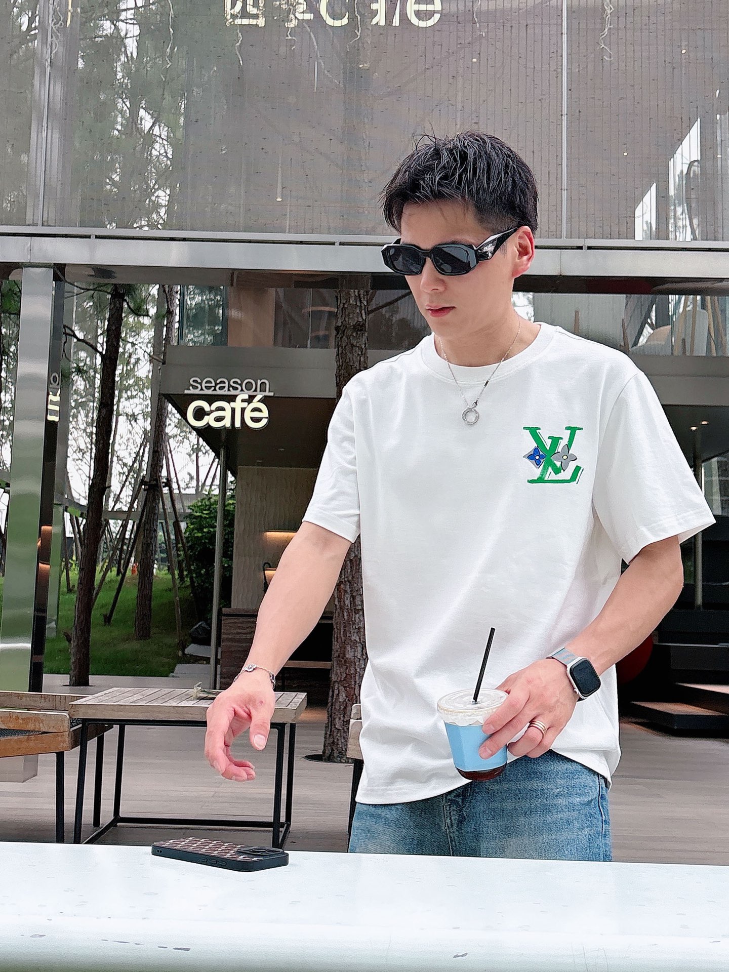 NO:438713,.LOUIS VUITTON Louis Vuitton exclusively offers new original single men's casual short sleeves, high-end customization, high-end version, fashionable and versatile imported fabric, super soft and delicate, skin-friendly and comfortable to wear, high-end boutique, OEM fine-made top body, very good, men's essential items, three standards, complete color, black and white, Size S-2XL Size Shoulder width 46, bust 102, 66, sleeve length 22, M Size Shoulder width 47, bust 106, 67, sleeve length 23, L Size Shoulder width 48, bust 110, 68, sleeve length 24, XL Size Shoulder width 49, bust 114, 69, sleeve length 25, 2XL Size Shoulder width 50, bust 116, 70, sleeve length 26,,louis vuitton,louis  vuitton, T-shirt,alexander wang19860909.LOUIS VUITTON 路易威登独家专供新款原单男士休闲短袖 高端定制 高版本 时尚百搭爆款进口面料 手感超柔软细腻 穿着亲肤舒适 高端精品 代工厂精细做上身非常赞 男士必备单品 三标齐全 颜色黑色白色 尺码S-2XL S码肩宽46 胸围102 衣长66 袖长22 M码肩宽47 胸围106 衣长67 袖长23 L码肩宽48 胸围110 衣长68 袖长24 XL码肩宽49 胸围114 衣长69 袖长25 2XL码肩宽50 胸围116 衣长70 袖长26,,louis vuitton,louis vuitton,T-shirt,alexander wang,Men's clothing