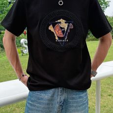 。Versace范思哲💥独家专供新款原单男士休闲短袖 高端定制 高版本 时尚百搭爆款⚠️⚠️✨✨进口面料 。Versace范思哲💥独家专供新款原单男士休闲短袖 高端定制 高版本 时尚百搭爆款⚠️⚠️✨✨进口面料