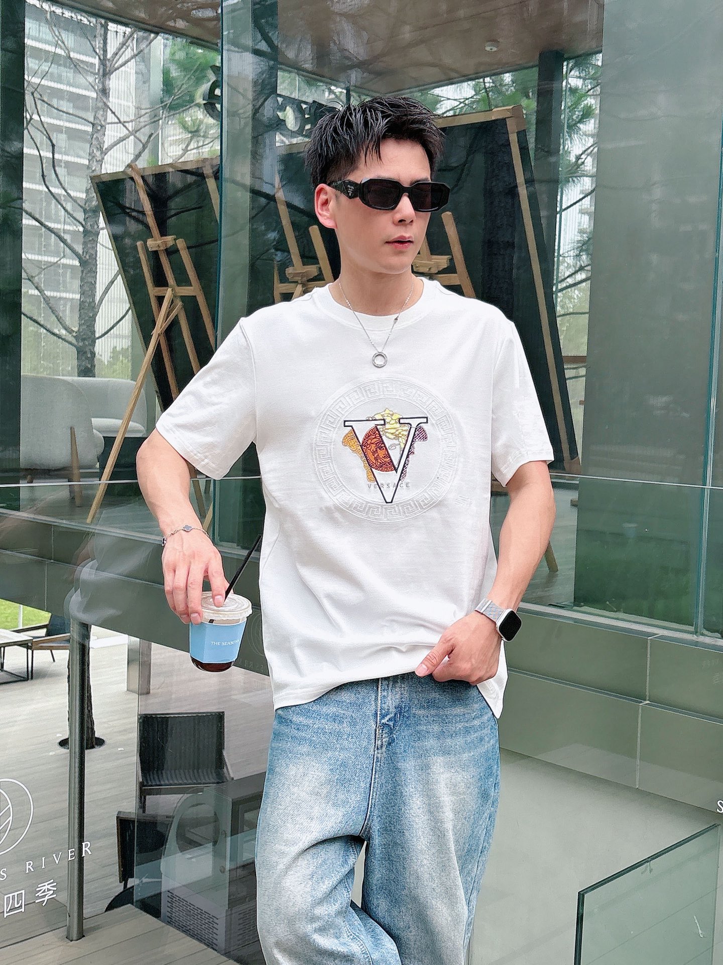 NO:438717,.Versace exclusively offers new original single men's casual short sleeves, high-end customization, high-end version, fashionable and versatile imported fabric, super soft and delicate, skin-friendly and comfortable to wear, high-end boutique, OEM fine-made top body, very good, men's essential items, three-standard complete color, black and white, Size S-2XL Size S-2XL Size shoulder width 46, bust 102, 66, sleeve length 22, M Size shoulder width 47, bust 106, 67, sleeve length 23, L Size shoulder width 48, bust 110, 68, sleeve length 24, XL Size shoulder width 49, bust 114, 69, sleeve length 25, 2XL Size shoulder width 50, bust 116, 70, sleeve length 26,,versace,versace,T-shirt,alexander wang19860909.Versace范思哲独家专供新款原单男士休闲短袖 高端定制 高版本 时尚百搭爆款进口面料 手感超柔软细腻 穿着亲肤舒适 高端精品 代工厂精细做上身非常赞 男士必备单品 三标齐全 颜色黑色白色 尺码S-2XL S码肩宽46 胸围102 衣长66 袖长22 M码肩宽47 胸围106 衣长67 袖长23 L码肩宽48 胸围110 衣长68 袖长24 XL码肩宽49 胸围114 衣长69 袖长25 2XL码肩宽50 胸围116 衣长70 袖长26,,versace,versace,T-shirt,alexander wang,Men's clothing