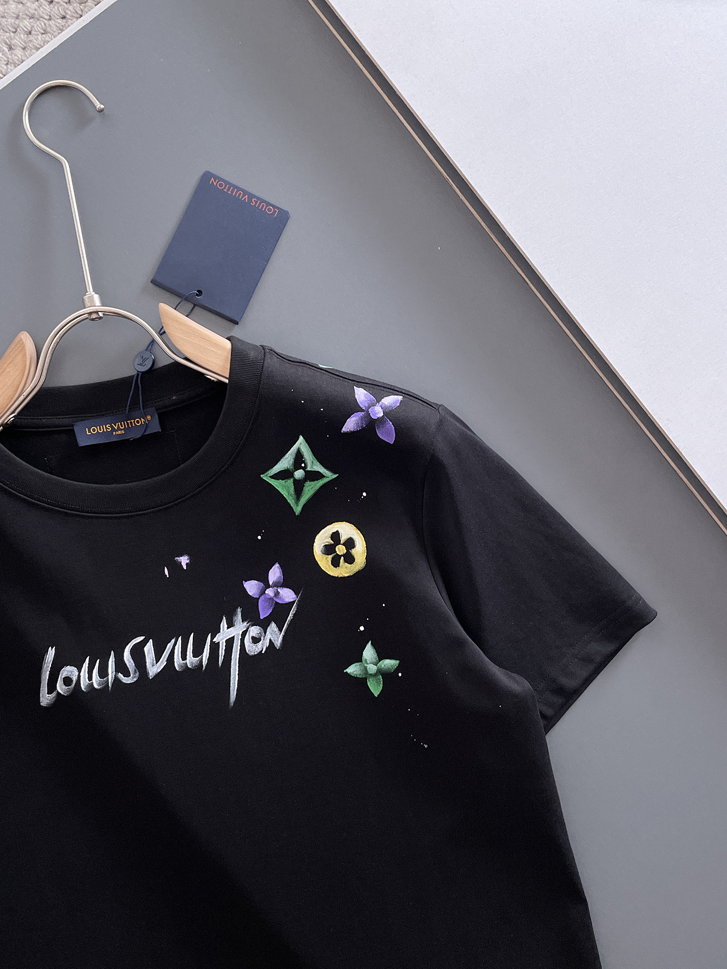  LV 🔥🔥高端定制 2025春夏新款首发专柜最新款短袖圆领T恤 高端订制 设计前卫时尚！品牌logo重