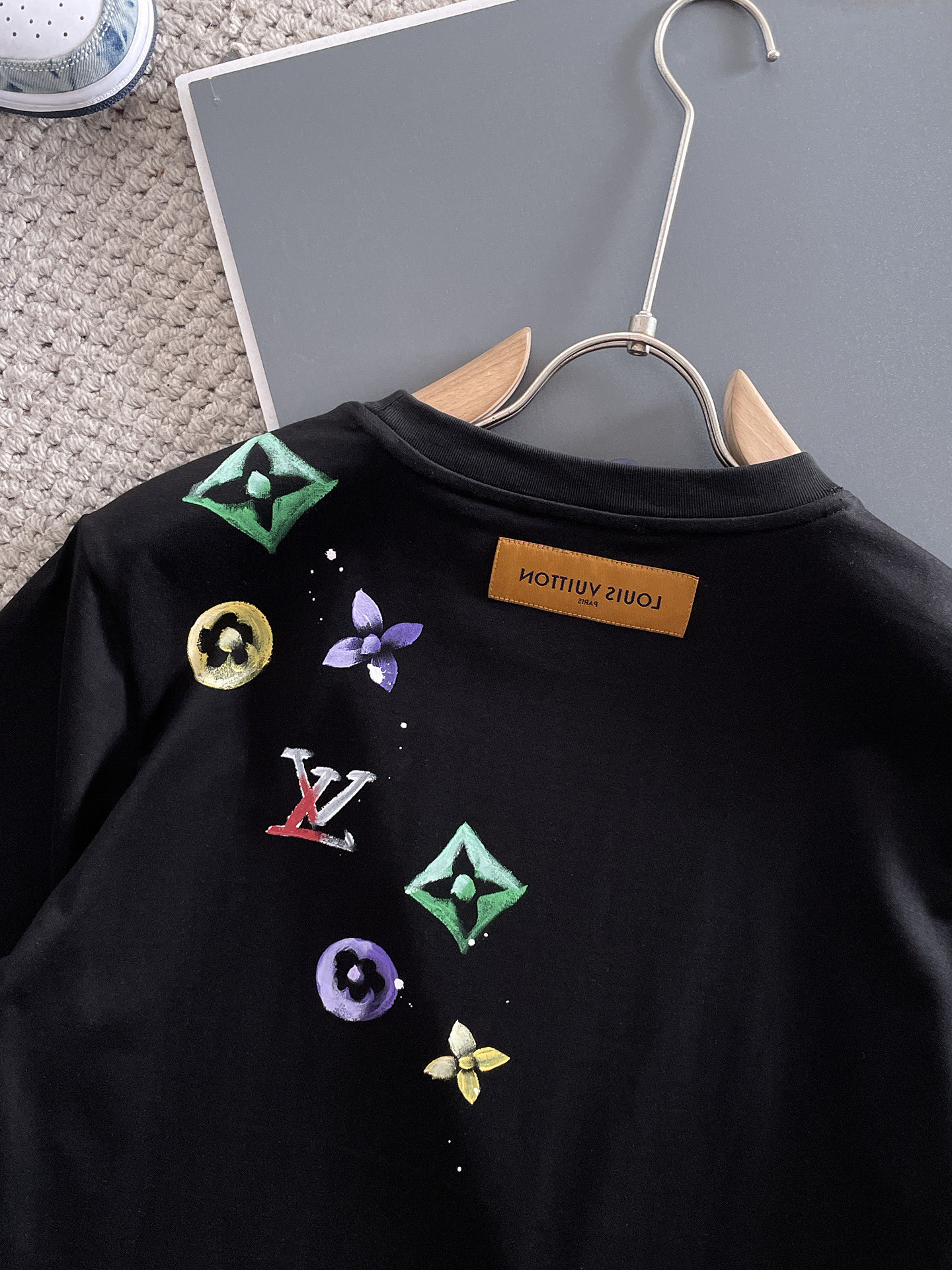  LV 🔥🔥高端定制 2025春夏新款首发专柜最新款短袖圆领T恤 高端订制 设计前卫时尚！品牌logo重