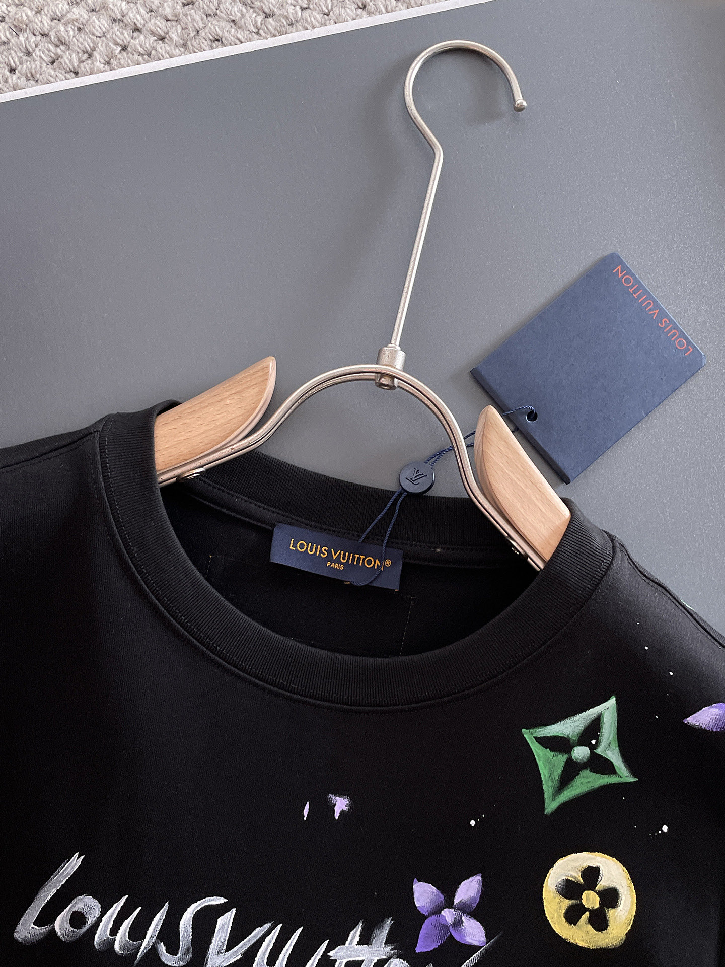  LV 🔥🔥高端定制 2025春夏新款首发专柜最新款短袖圆领T恤 高端订制 设计前卫时尚！品牌logo重