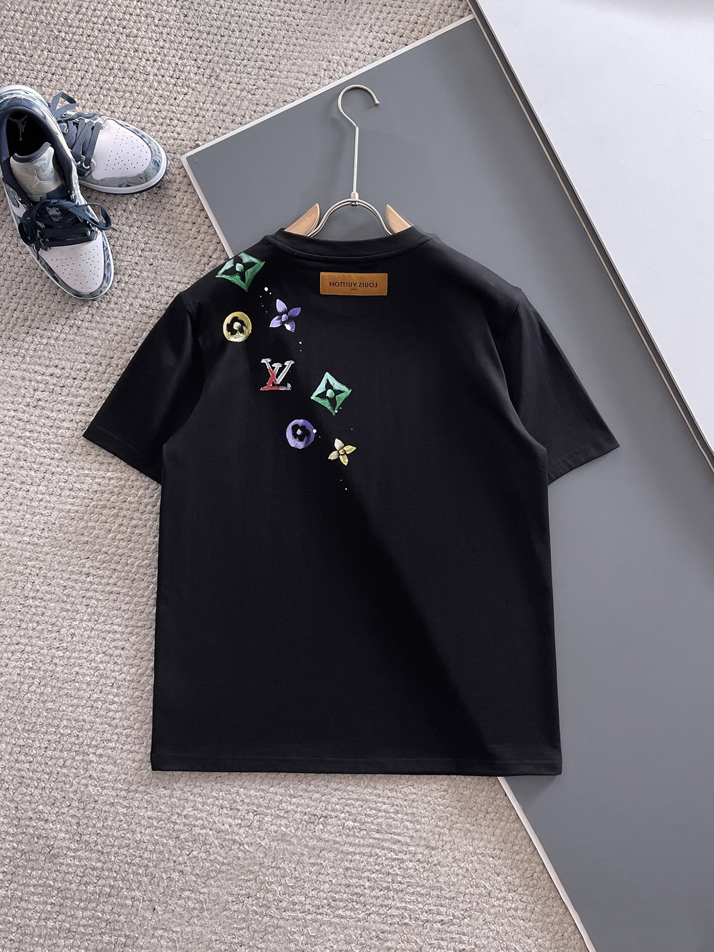  LV 🔥🔥高端定制 2025春夏新款首发专柜最新款短袖圆领T恤 高端订制 设计前卫时尚！品牌logo重