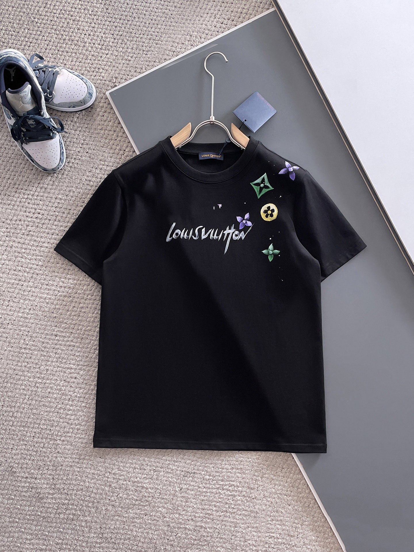  LV 🔥🔥高端定制 2025春夏新款首发专柜最新款短袖圆领T恤 高端订制 设计前卫时尚！品牌logo重