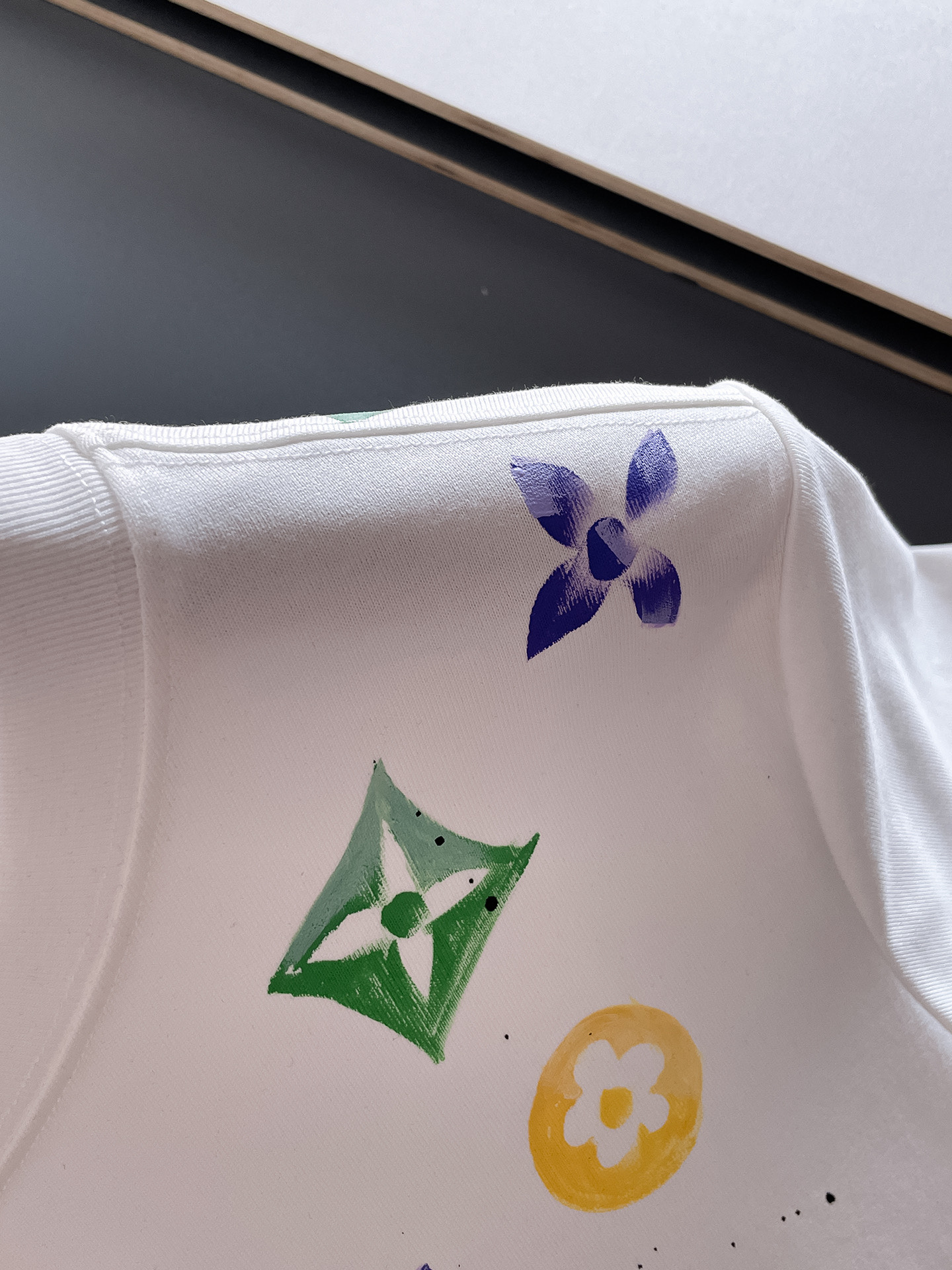  LV 🔥🔥高端定制 2025春夏新款首发专柜最新款短袖圆领T恤 高端订制 设计前卫时尚！品牌logo重