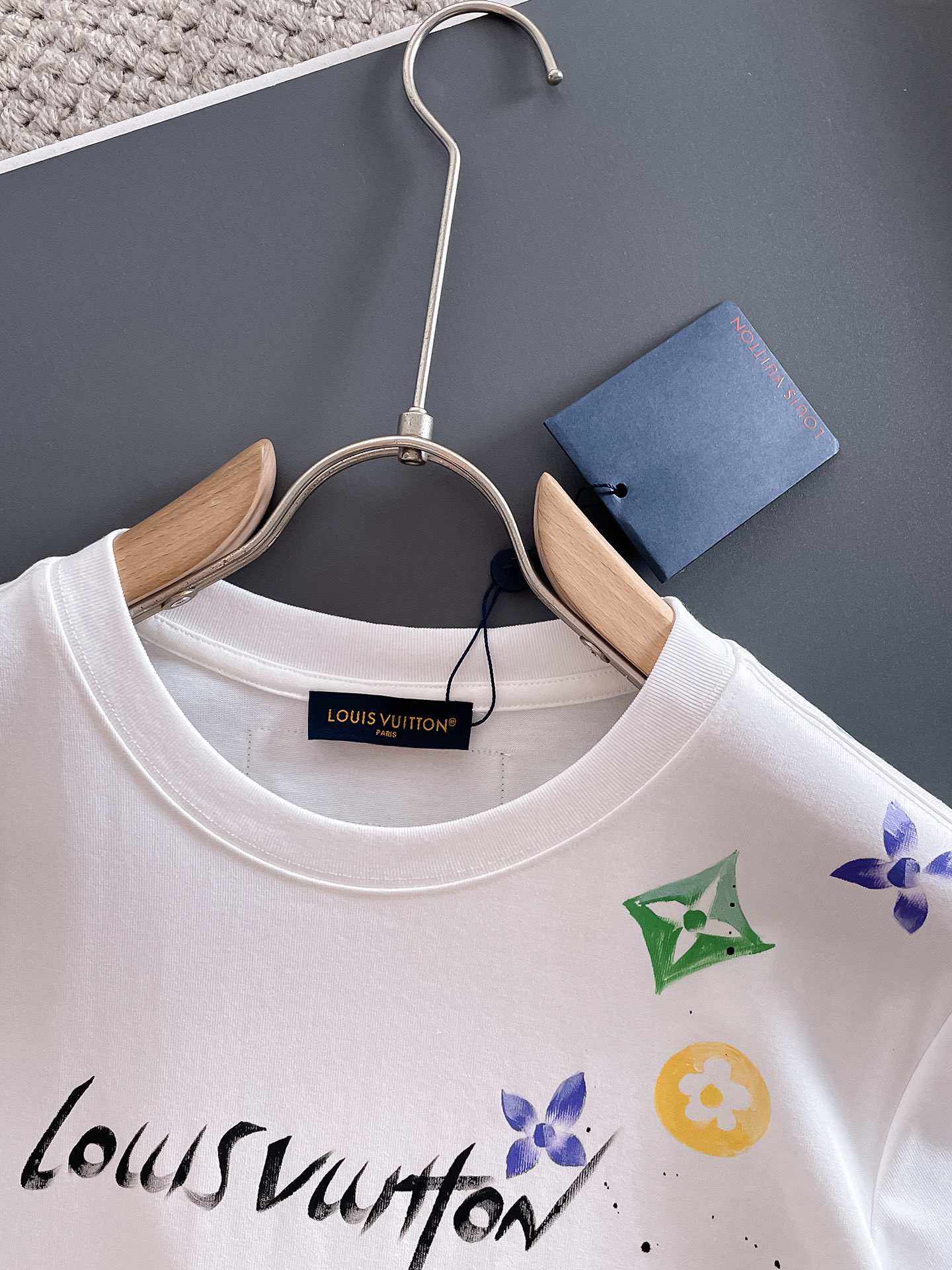  LV 🔥🔥高端定制 2025春夏新款首发专柜最新款短袖圆领T恤 高端订制 设计前卫时尚！品牌logo重