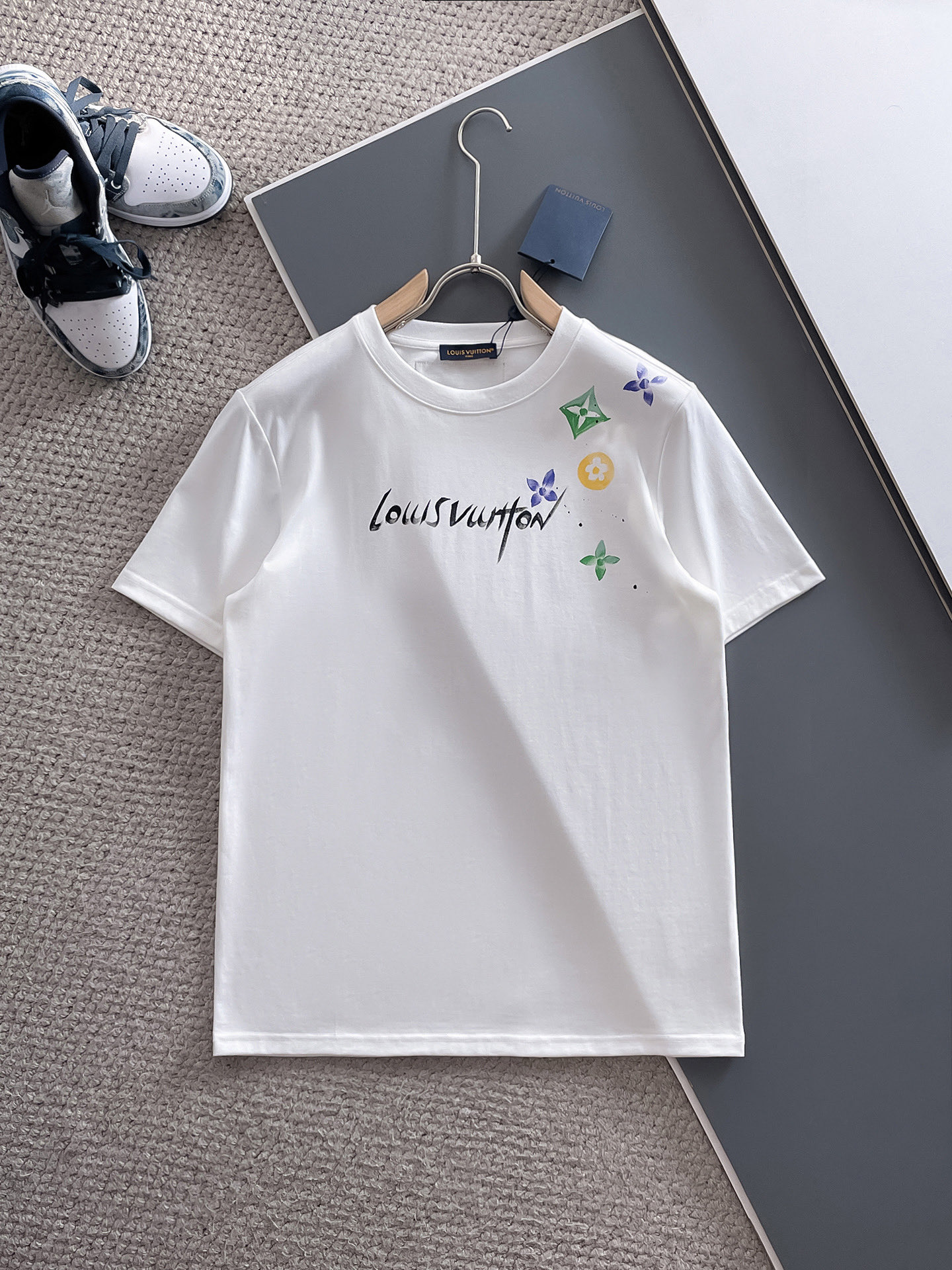  LV 🔥🔥高端定制 2025春夏新款首发专柜最新款短袖圆领T恤 高端订制 设计前卫时尚！品牌logo重