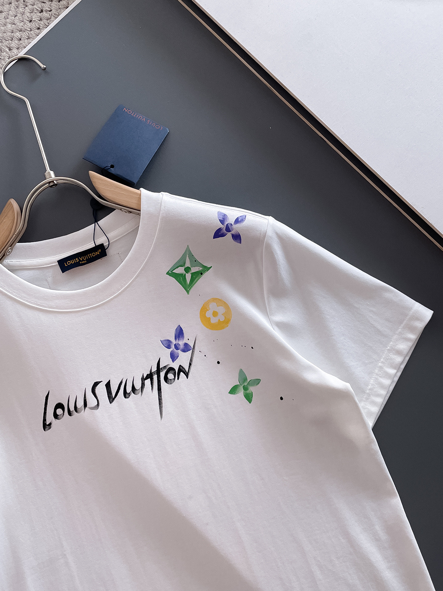  LV 🔥🔥高端定制 2025春夏新款首发专柜最新款短袖圆领T恤 高端订制 设计前卫时尚！品牌logo重